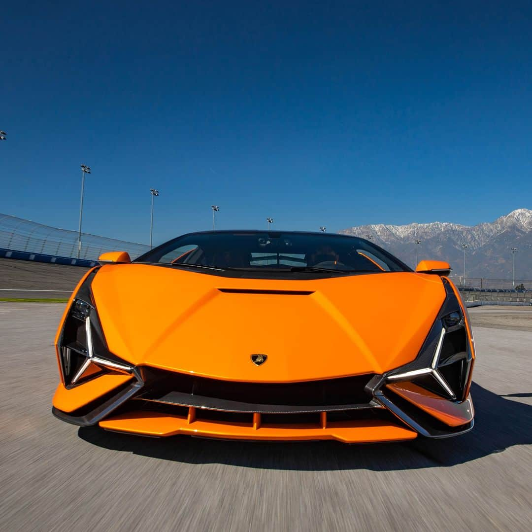 ランボルギーニさんのインスタグラム写真 - (ランボルギーニInstagram)「Even on clear days, rumbles of thunder can be heard when Sián Roadster drives by.​  ​#Lamborghini #SianRoadster #AheadOfItsTime  __ Sián Roadster: fuel consumption combined 18.5 l/100km; CO2-emissions combined 447 g/km (WLTP EU27)」7月11日 1時00分 - lamborghini