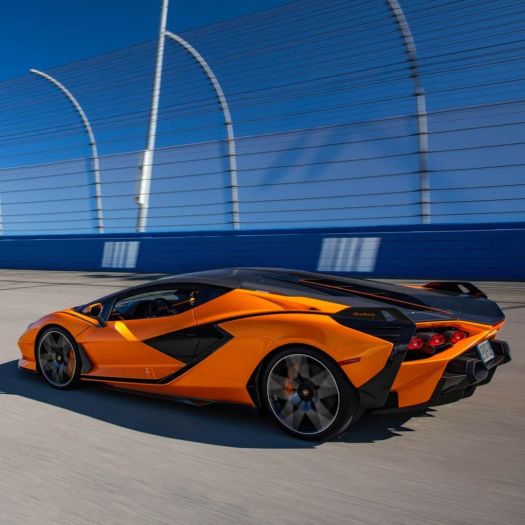 ランボルギーニさんのインスタグラム写真 - (ランボルギーニInstagram)「Even on clear days, rumbles of thunder can be heard when Sián Roadster drives by.​  ​#Lamborghini #SianRoadster #AheadOfItsTime  __ Sián Roadster: fuel consumption combined 18.5 l/100km; CO2-emissions combined 447 g/km (WLTP EU27)」7月11日 1時00分 - lamborghini