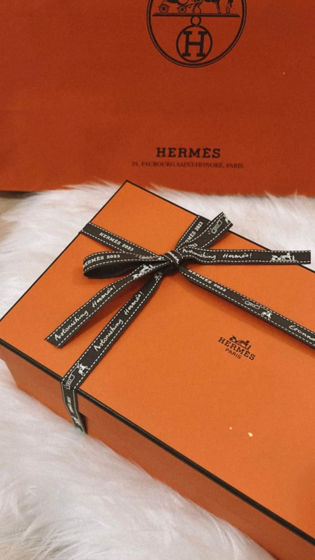のインスタグラム：「人生第一個 @hermes 爹斯🧡📙」