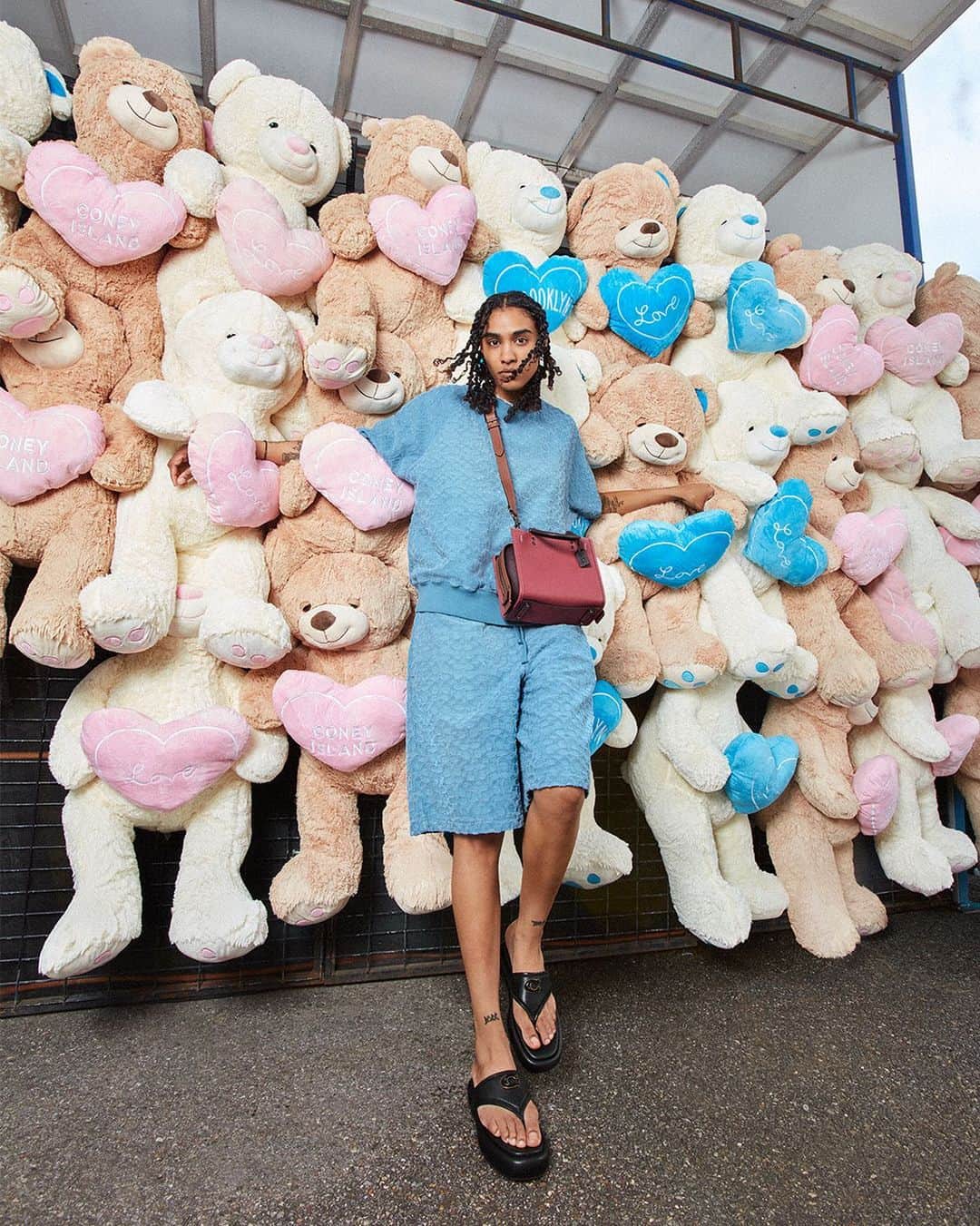 コーチのインスタグラム：「The most important part of fashion is having fun. 🧸💗 No matter what you wear, make every piece your own and every place your runway. #CoachNY」