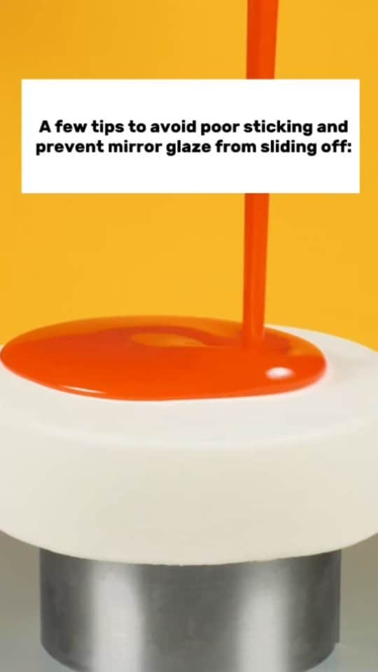 オリガ・ノスコワのインスタグラム：「Reasons for glaze not sticking well or sliding off the cake.   1. Make sure there's no condensation on the cake 2. Check if the mousse for the cake is not too oily 3. Make sure the temperature of both glaze and cake is just right prior to pouring   Follow these insctructions and your glaze won't only strike with beauty but will also stick properly😉  Happy glazing! . For more useful trips and tricks you can check my online course, simply follow the link in bio👆 . . Несколько советов, как избежать плохого прилипания и предотвратить соскальзывание зеркальной глазури:   1. Убедитесь, что на торте нет конденсата 2. Проверьте, не слишком ли жирный мусс для торта. 3. Убедитесь, что температура глазури и торта перед заливкой оптимальна.   Следуйте этим инструкциям, и ваша глазурь не только поразит красотой, но и будет хорошо держаться😉. Счастливого глазирования! . . Algunos consejos para evitar que el glaseado se adhiera mal y se deslice:   Asegúrate de que no haya condensación en el pastel. Verifica que la mousse del pastel no esté demasiado aceitosa. Asegúrate de que la temperatura tanto del glaseado como del pastel sea la adecuada antes de verter. Sigue estas instrucciones y tu glaseado no solo deslumbrará con belleza, sino que también se aderirá correctamente 😉 ¡Feliz glaseado!」