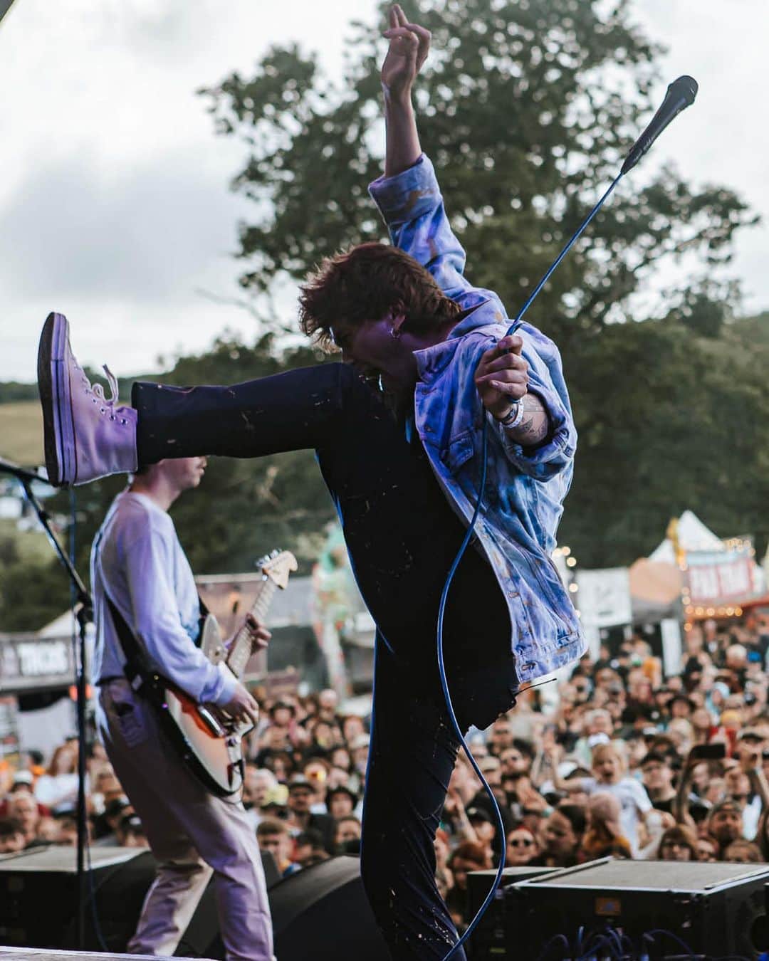 Kerrang!のインスタグラム：「If you go down to the woods today… you’re in for one of the best weekends of the festival calendar! Read our huge review of @2000trees_festival now at the link in bio 🔗  ✍️: @samlaw1000 @emmabwilkes 📸: @garethbull.co @mac_praed @jezpennington @snaprockandpop」