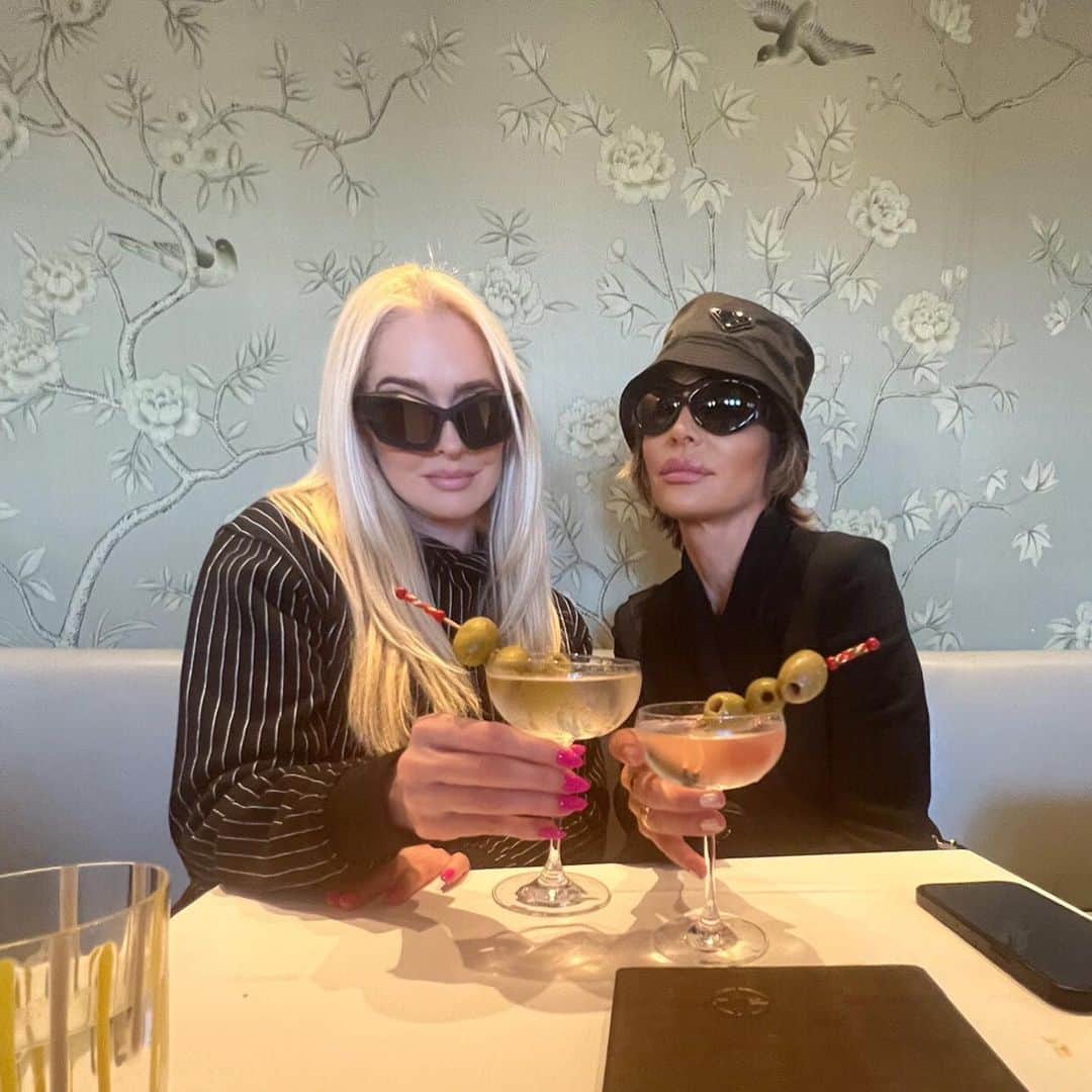 リサ・リナのインスタグラム：「Happy Birthday Thelma ❤️🍸♋️🦀🌹XOXOXO」