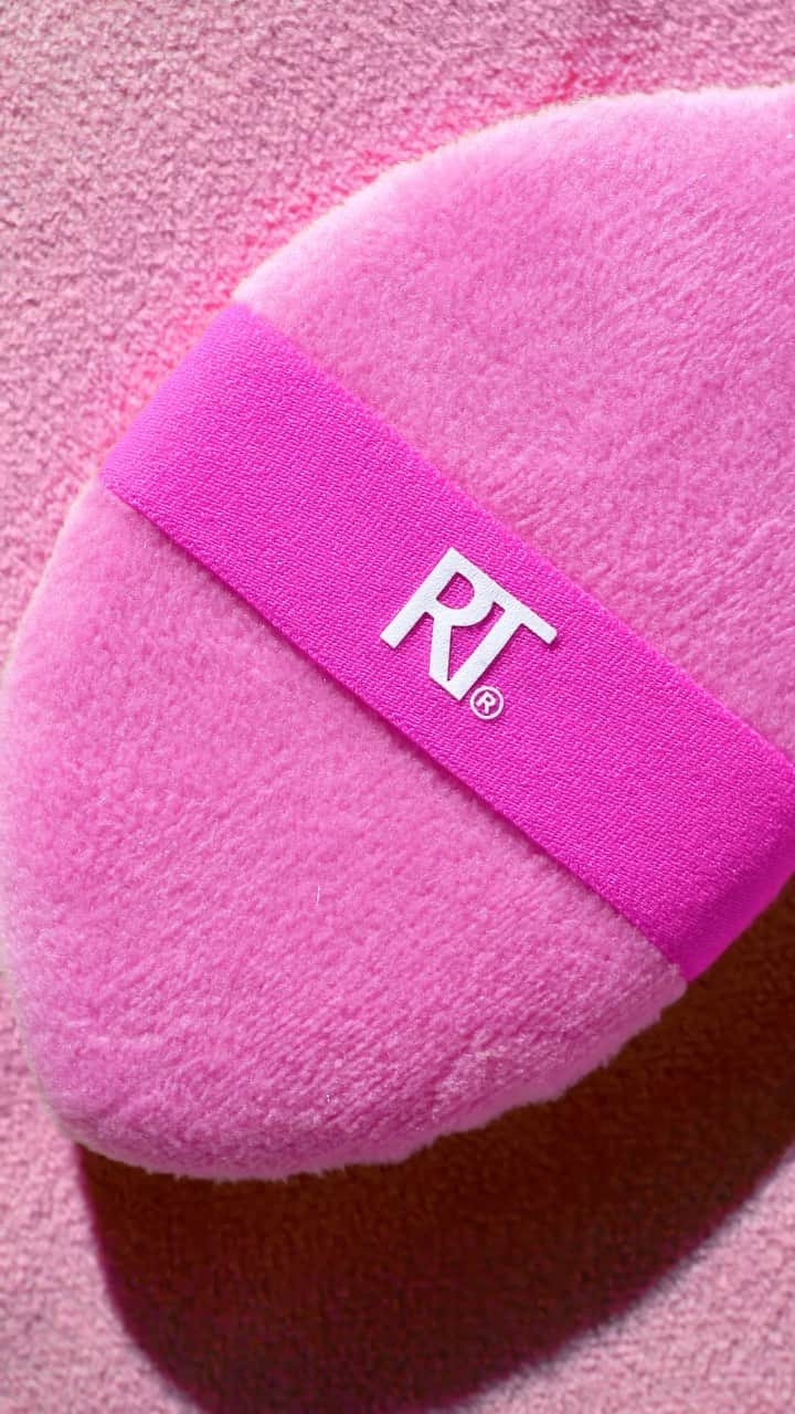 Real Techniquesのインスタグラム：「Both sides deserved their solo shots 🔥   💗 Setting, bronzer, blush - the PINK side can be used with any powder formula! 🧡 Foundation, concealer, contour - the ORANGE side can be used with any liquid or cream formula!   The NEW Miracle 2-in-1 Powder Puff exclusively at @ultabeauty!」