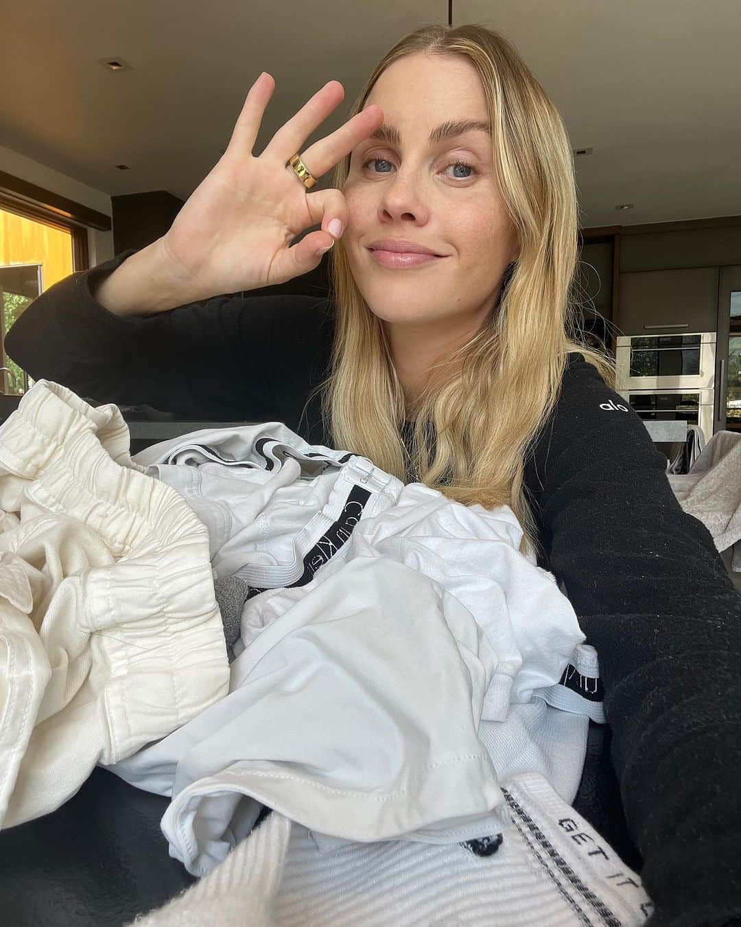 クレア・ホルトのインスタグラム：「now that I’m back I realize it’s slightly annoying seeing pics of people gallivanting around Europe so here’s one of me doing my 5th load of laundry」