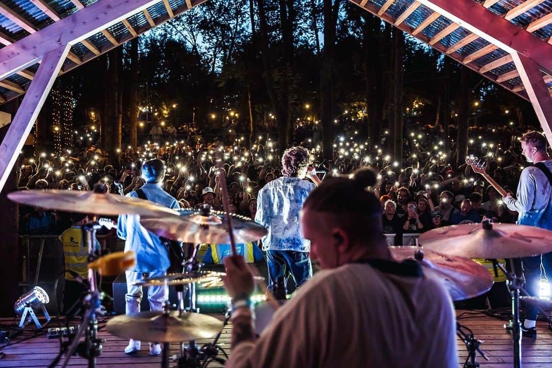 Rock Soundのインスタグラム：「It was another incredible 2000trees Festival as the likes of Bullet For My Valentine, Holding Absence and Bob Vylan brought magic to the farm. Check out our full review of the 10 biggest moments right now on ROCKSOUND.TV  📸 @jezpennington via @2000trees_festival   #2000trees #festival #rock #alternative」