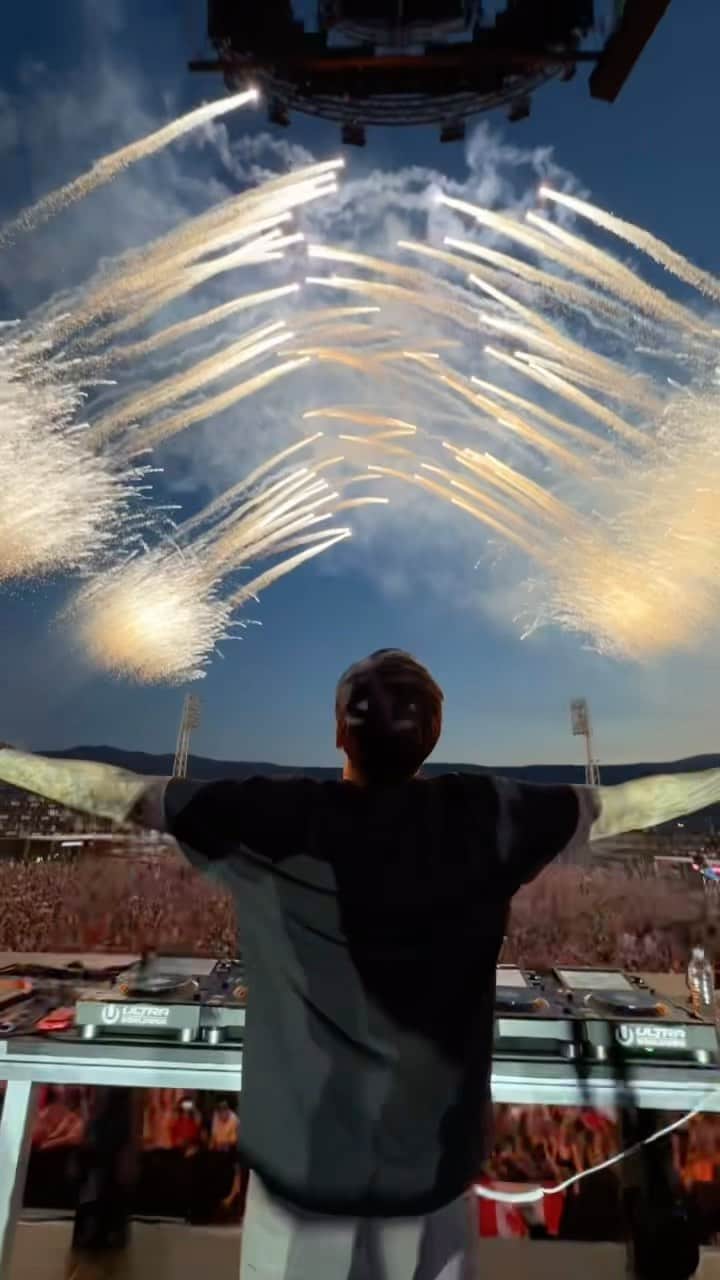 アレッソのインスタグラム：「Sunrise set to close out Ultra Europe, what a way to finish the weekend ❤️」