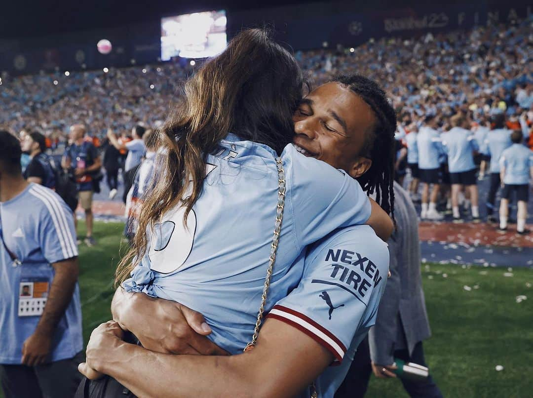 ナタン・アケさんのインスタグラム写真 - (ナタン・アケInstagram)「A month ago today 💙🏆   Back to work soon 💪🏽 @mancity」7月11日 1時46分 - nathanake