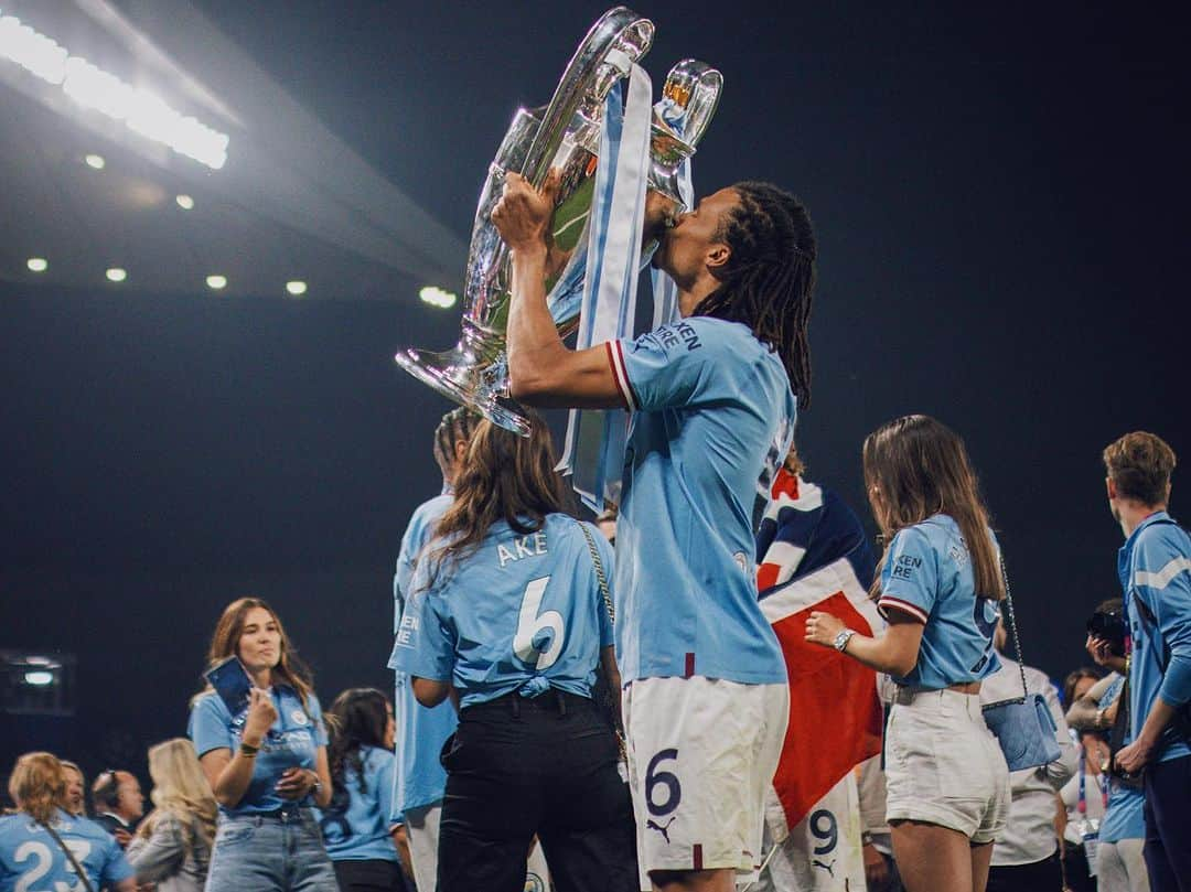 ナタン・アケさんのインスタグラム写真 - (ナタン・アケInstagram)「A month ago today 💙🏆   Back to work soon 💪🏽 @mancity」7月11日 1時46分 - nathanake