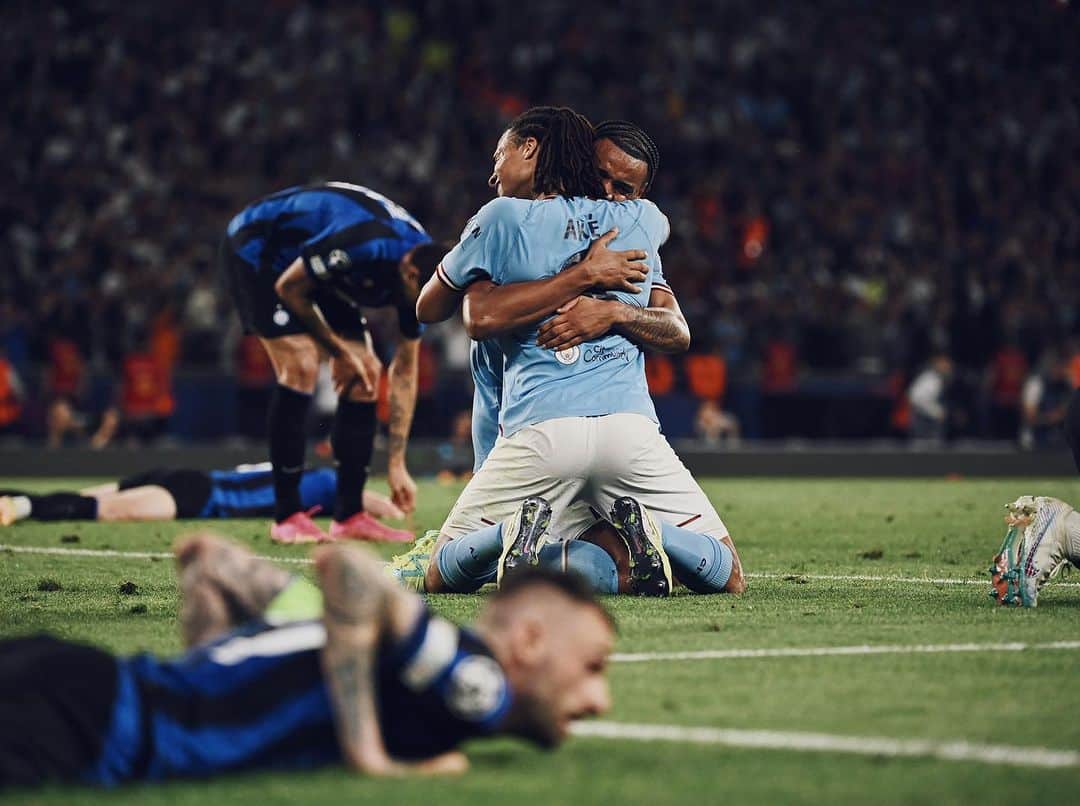 ナタン・アケのインスタグラム：「A month ago today 💙🏆   Back to work soon 💪🏽 @mancity」