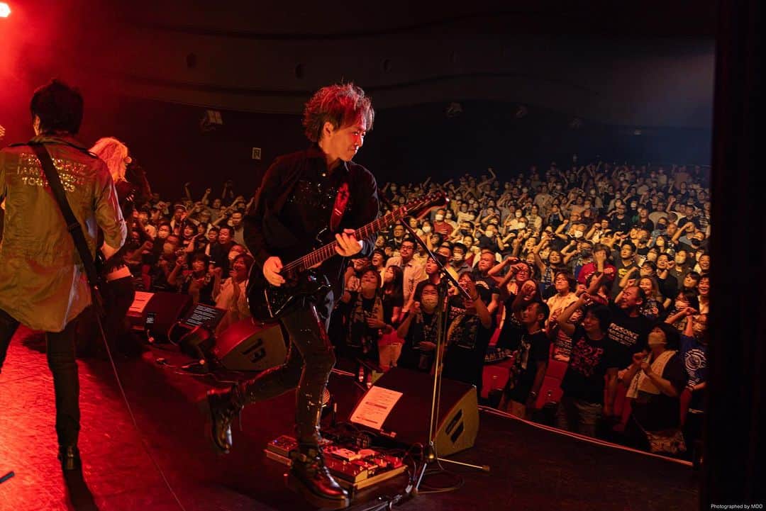 JILLのインスタグラム：「20230702東京HULIC HALL RUN&SOLO  photo by moo  7月22日-仙台rensaホール 7月23日_函館金森ホール —————————————- PERSONZ「I AM THE BEST TOUR」 6月18日_高知県立県民文化ホール グリーンホール 6月24日_札幌CUBE GARDEN 7月02日_ヒューリックホール東京 7月22日-仙台rensaホール 7月23日_函館金森ホール 8月04日_名古屋ダイアモンドホール 8月05日_大阪クラブクワトロ 8月11日_新潟LOTS 8月12日_高崎芸術劇場スタジオシアター 8月26日_福岡電気みらいホール —————————————-  #jillpersonz  #personz  #youtubepersonzチャンネル #note  #jillpersonz  #エアプレ #JILLプレ #ラジオ高崎 #三味線jill屋」
