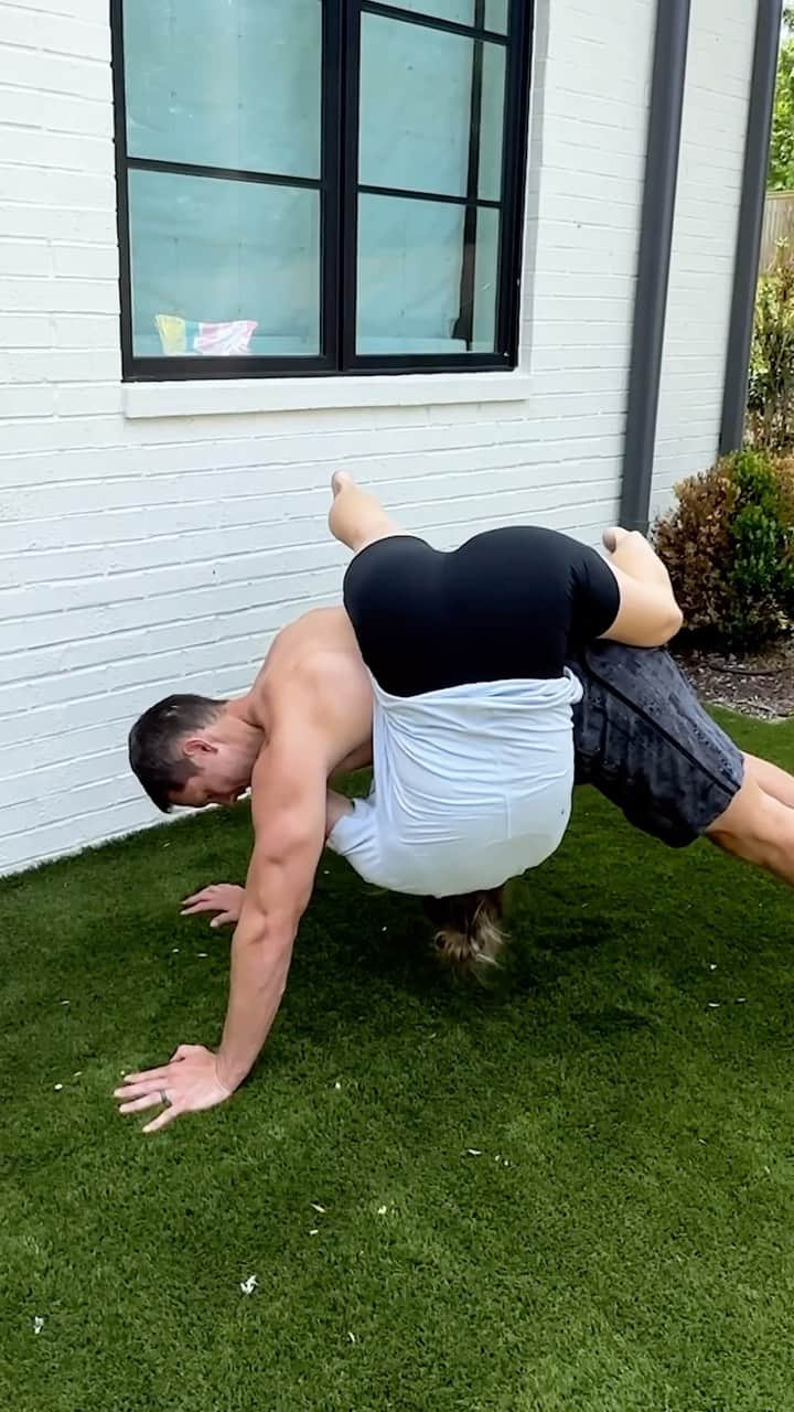 ショーン・ジョンソンのインスタグラム：「Lol that was HARD @andrewdeast   #challenge #challenges #couplechallenge #coupleschallenge #couples #marriage #married」