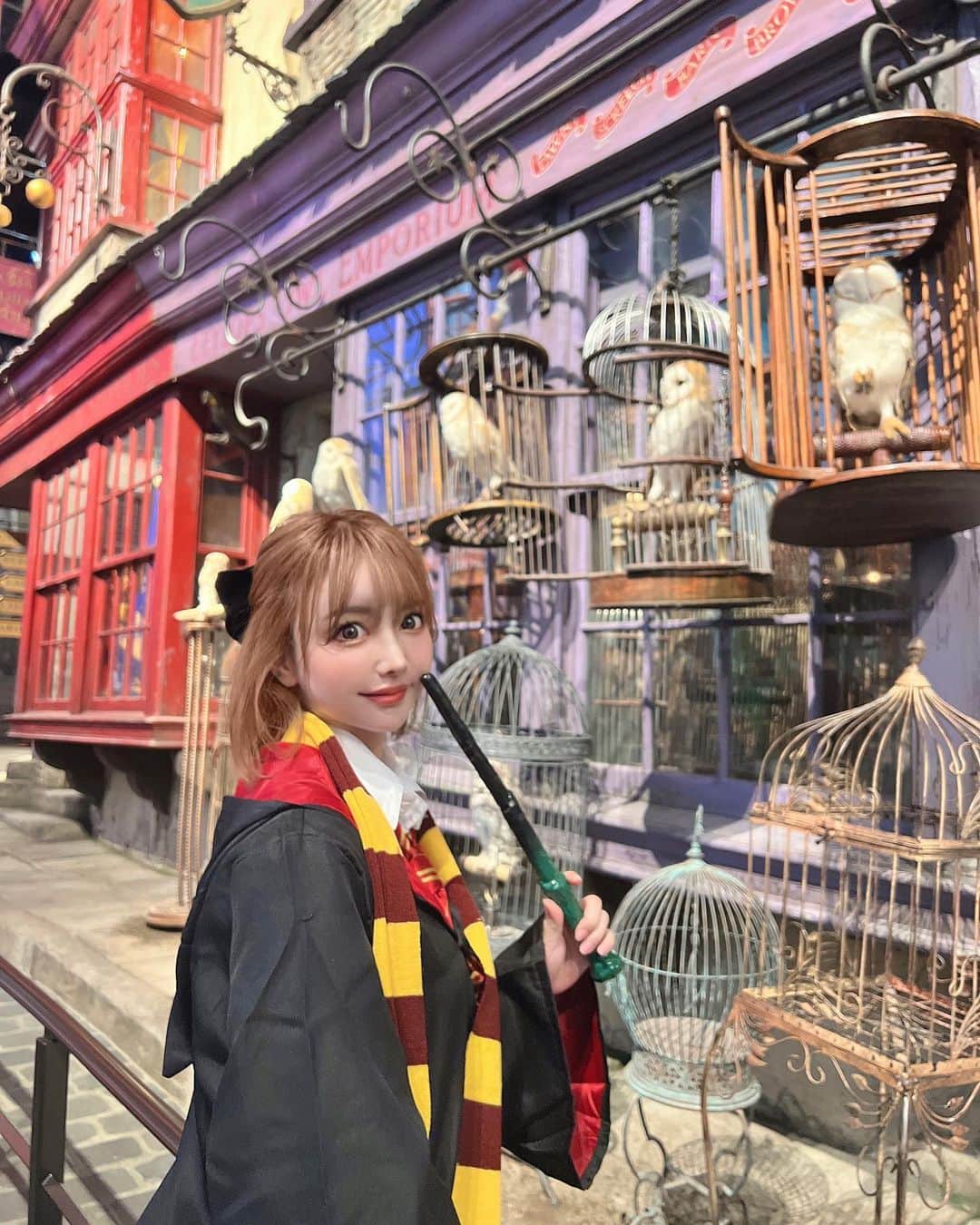吉川ちえのインスタグラム：「【🪄︎︎🧙‍♀️🪄︎︎🧙‍♀️💫🧙‍♀️🪄︎︎🧙‍♀️】 . 豊島園に新しく出来たハリポタ空間の ✅ワーナーブラザーズスタジオツアー東京へ❤️ 楽しみにしてたのでハリポタ衣装まで 買って園内楽しみました🥹💕 ハリポタ観てたら｢わぁ！ここ知ってる👀｣って スポットが沢山あって大興奮でした🙌🩷 . 冬に長袖＆マフラーは 暑すぎた🤣🤣🤣 #ワーナーブラザーズスタジオツアー  #豊島園 #ハリーポッター #ハリーポッタースタジオツアー  #ハリポタツアー」