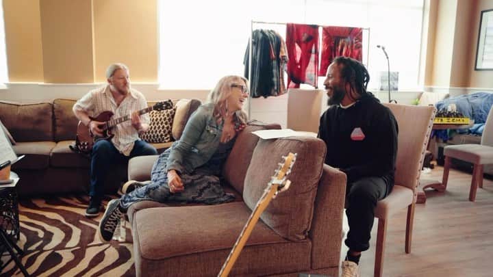 テデスキ・トラックス・バンドのインスタグラム：「On tour, a rare behind the scene look into how it all comes together Backstage with @derekandsusan working out “Rastaman Chant” before I join them on stage during their set @hartfordhealthcareamp in Bridgeport, CT. #ziggymarley #tedeschitrucksband #bobmarley」