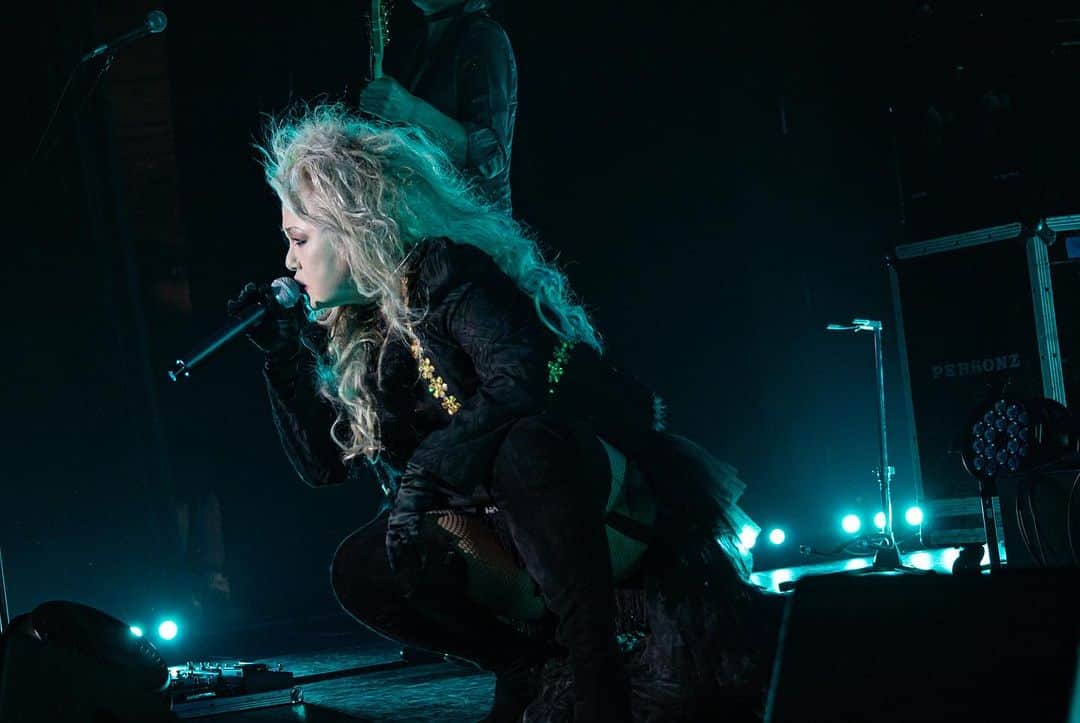 JILLのインスタグラム：「20230702東京HULIC HALL sing a song!  photo by moo  7月22日-仙台rensaホール 7月23日_函館金森ホール —————————————- PERSONZ「I AM THE BEST TOUR」 6月18日_高知県立県民文化ホール グリーンホール 6月24日_札幌CUBE GARDEN 7月02日_ヒューリックホール東京 7月22日-仙台rensaホール 7月23日_函館金森ホール 8月04日_名古屋ダイアモンドホール 8月05日_大阪クラブクワトロ 8月11日_新潟LOTS 8月12日_高崎芸術劇場スタジオシアター 8月26日_福岡電気みらいホール —————————————-  #jillpersonz  #personz  #youtubepersonzチャンネル #note  #jillpersonz  #エアプレ #JILLプレ #ラジオ高崎 #三味線jill屋」