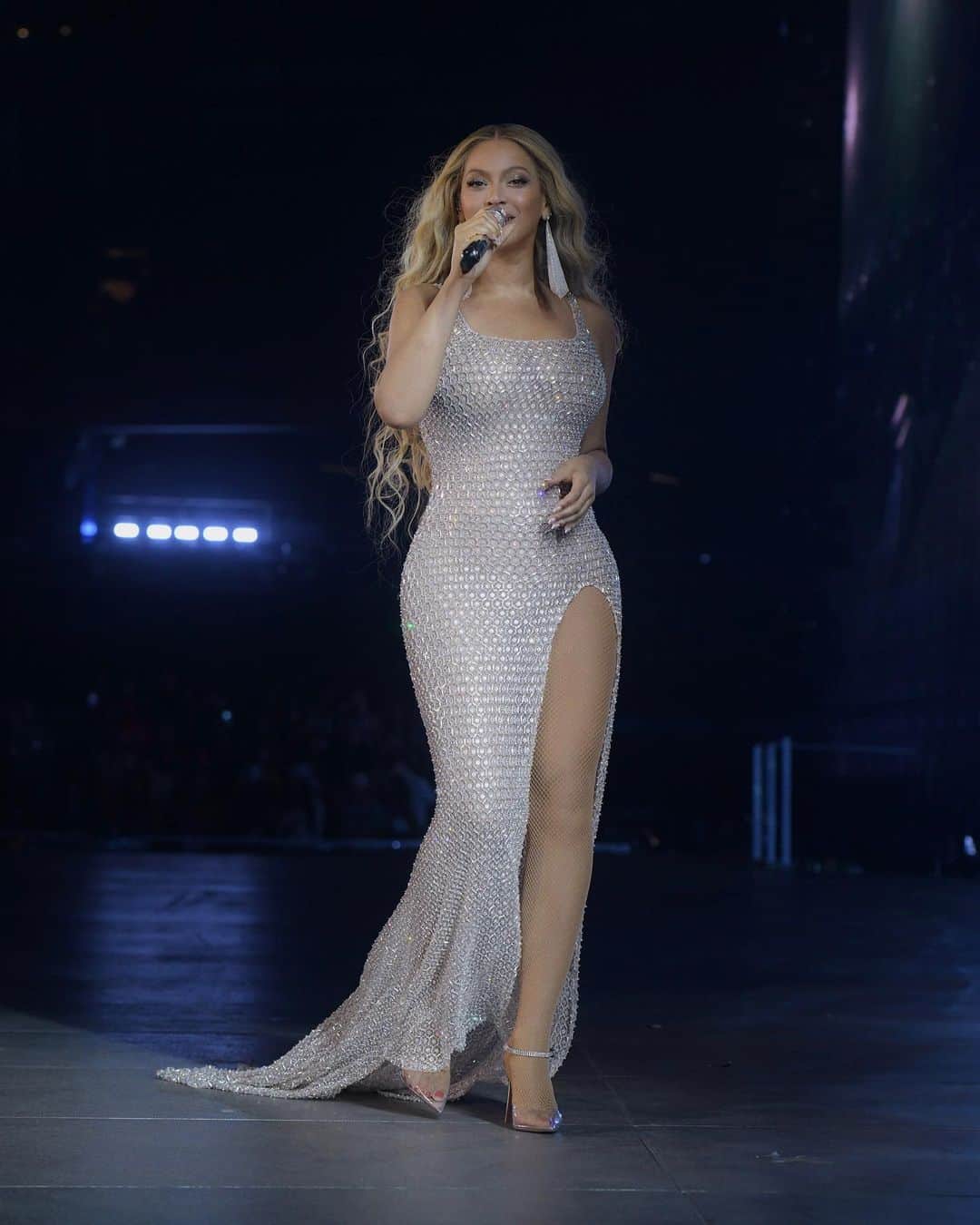 Fendiのインスタグラム：「Beyoncé wore a lace dress with honeycomb-inspired crystal embroidery based on #FendiCouture Spring/Summer 2021 during her Renaissance World Tour.  #RenaissanceWorldTour @beyonce @karenlangleystylist」