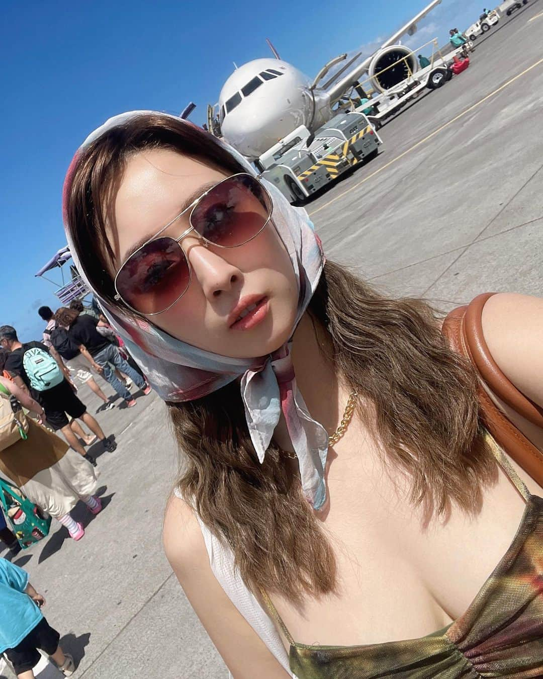 古谷未寿城さんのインスタグラム写真 - (古谷未寿城Instagram)「今年は急遽家族旅行ハワイ行けました🥹👏 今回は初のコナ島。コナコーヒーで有名な。 1年前から決まってた旅行で、私はスケジュール的に行けるか分からずで行くの諦めてました。 が！母親からの一押しもあり、3日前に行けるかも？となって、急遽飛行機を取り、レッスン終わりそのまま空港へ。実際直前まで行けるか分からず。結果行けてよかったけど🌺  姉夫婦は飛行機乗り遅れて1日遅れの合流笑  大人になってからの家族旅行は子供の時と気持ちも全く違ってまたいい！ 親とビール乾杯できるのも幸せだよね👶  こんなお腹だしてスーパー行ってもOKなのが、またいい😏笑」7月11日 8時00分 - miduki___f1012