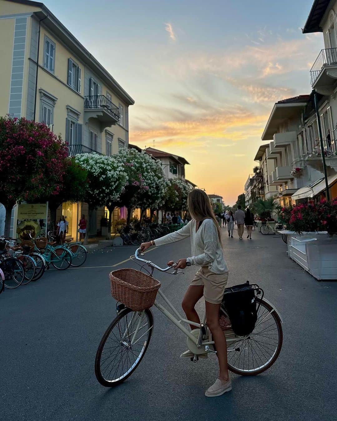 アベリナ姉妹のインスタグラム：「Прекрасные прогулки на 🚲, по вечерней Италии🌇😍」