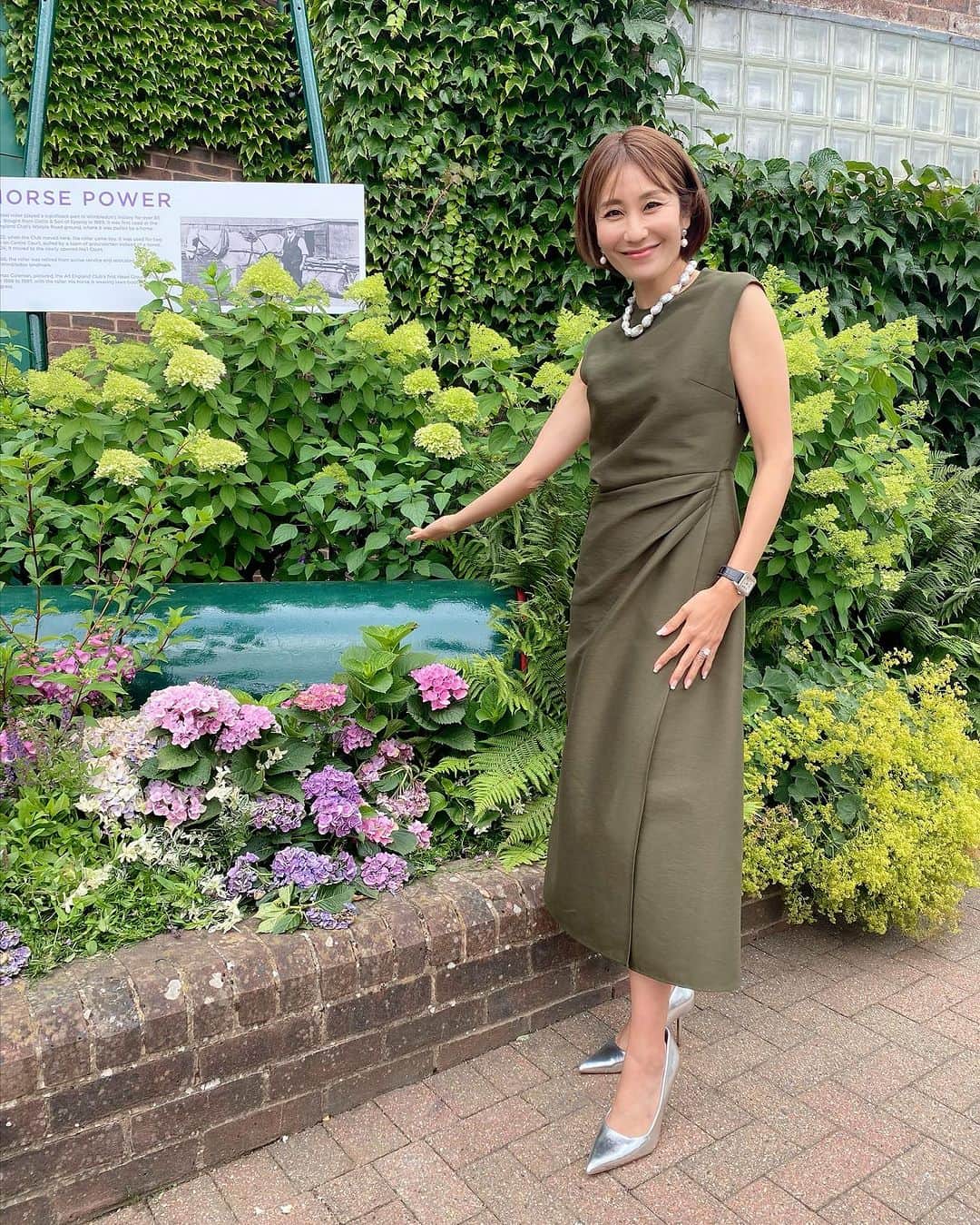 森上亜希子のインスタグラム：「今日も日中は太陽が降り注ぎ、少し汗ばむ陽気となりました。  本日の衣装です。  Styling by @mari_takarada   シックなカーキのワンピース👗 ドレープがとても素敵です！ そして、生地がとっても上質です！  Dress @keitamaruyama   Shoes @zara (スタイリスト私物)  Accessories @stellarhollywood   #wimbledon  #nhk #解説 #tennis #tennisplayer  #テニス #衣装紹介 #keitamaruyama #stellarhollywood」