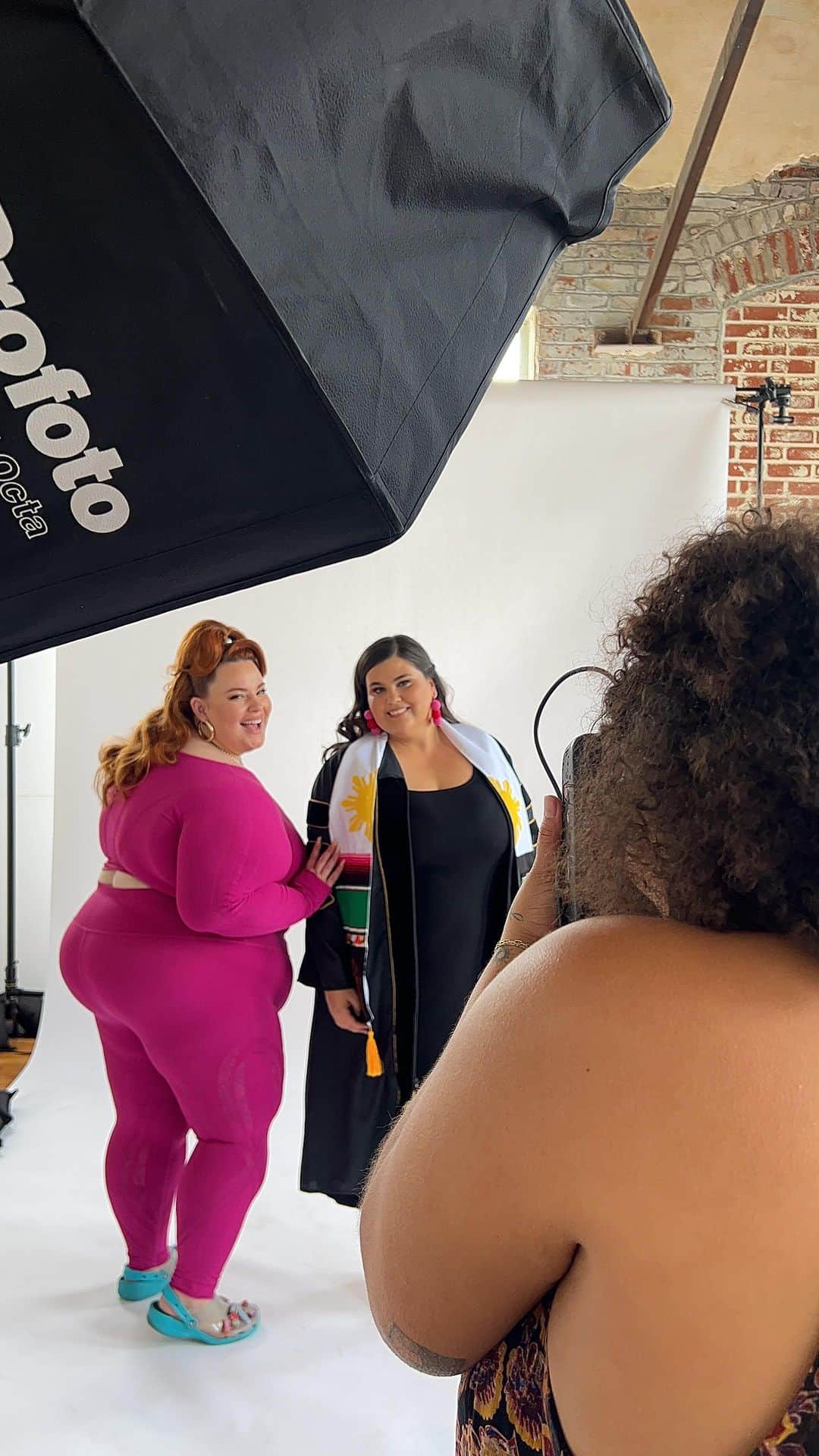 テス・ホリデーのインスタグラム：「Will the real Tess Holliday plz stand up?! 🤣 Y’all asked, begged (literally! lol!) & we are doing my Self Love Workshop AGAIN! July 22/23 in LA! If you’re interested in modeling, or just wanna feel more comfortable in front of the camera & spend time with  my team & I in a SAFE, fun space, this is your chance! Go to TessHolliday.com & claim your spot! 🥳🥳  Thanks to @flyforaginger for being down to clown with me! We had so much fun at our first workshop as you can see & can’t wait to do it again! 🥳💕😂💞#effyourbeautystandards #selflove #modelingworkshop #selfloveclub #plussizecommunity #plussizemodel #plussizefashion #safespace #plussize」