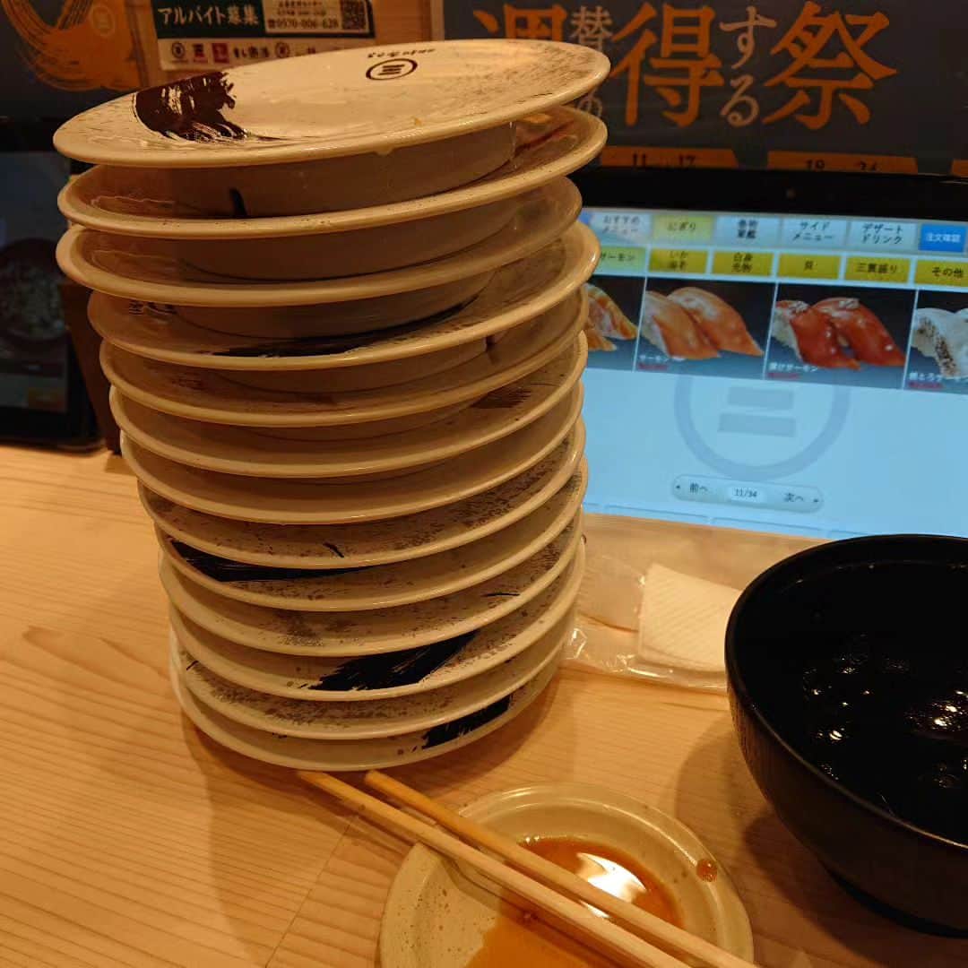 グレート義太夫のインスタグラム：「中野で。 Rolling sushi。もえあずちゃんに挑んでみた。「26貫」でギブ。因みに彼女の記録は「154貫」惜しい…。 #回転寿司 #もえあず」