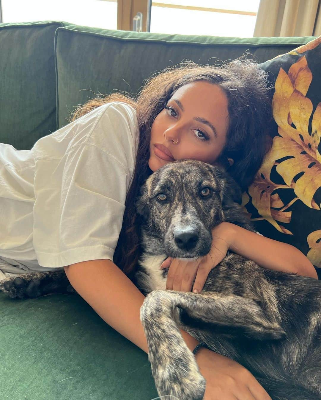 ジェイド・サールウォールのインスタグラム：「I’m not a regular dog mom. I’m a cool dog mom.」