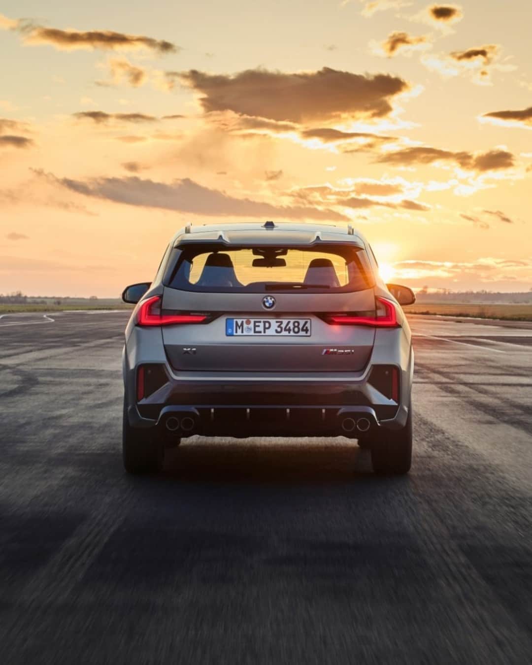 BMWさんのインスタグラム写真 - (BMWInstagram)「Chasing sunsets 🌅  The new BMW X1 M35i xDrive. #THEX1 #BMW #X1 #BMWM #MPerformance __ BMW X1 M35i xDrive*: Combined fuel consumption: 8.5–8.0 l/100 km. Combined CO2 emissions: 192–181 g/km. All data according to WLTP. * Preliminary data; no homologation figures available yet. Further info: www.bmw.com/disclaimer」7月11日 2時43分 - bmw
