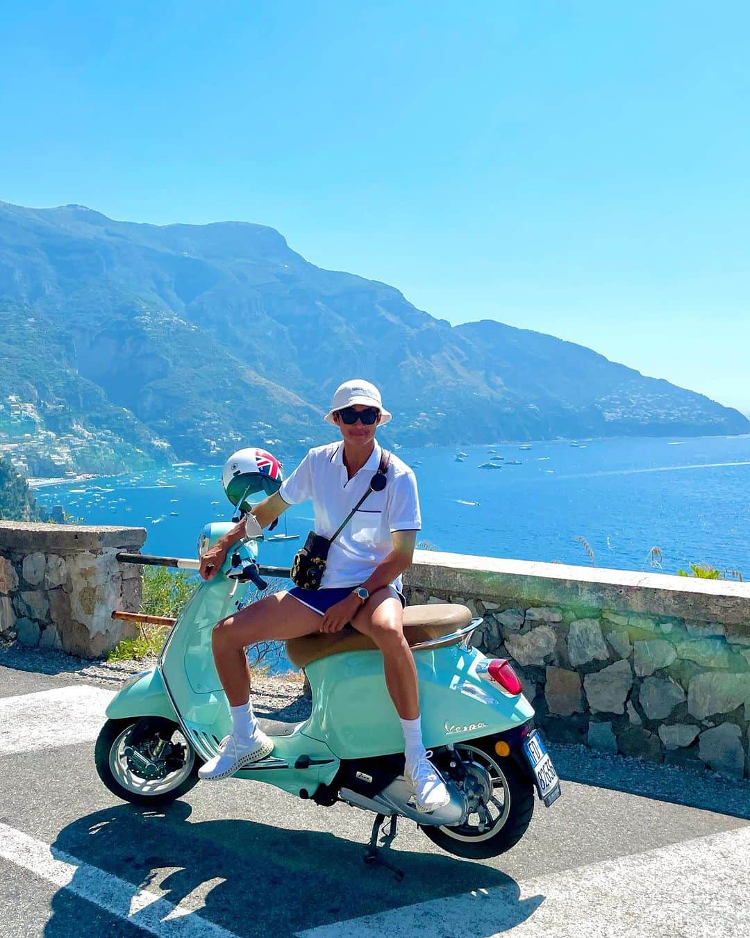 ペ・ジョンナムのインスタグラム：「베스파와함께 😃🛵🛵🛵🏝️🌊🇮🇹☀️⛱️필름사진 어떻게나올지 느므 궁굼하네😍📸🎞️🎞️🎞️💚🤍♥️」