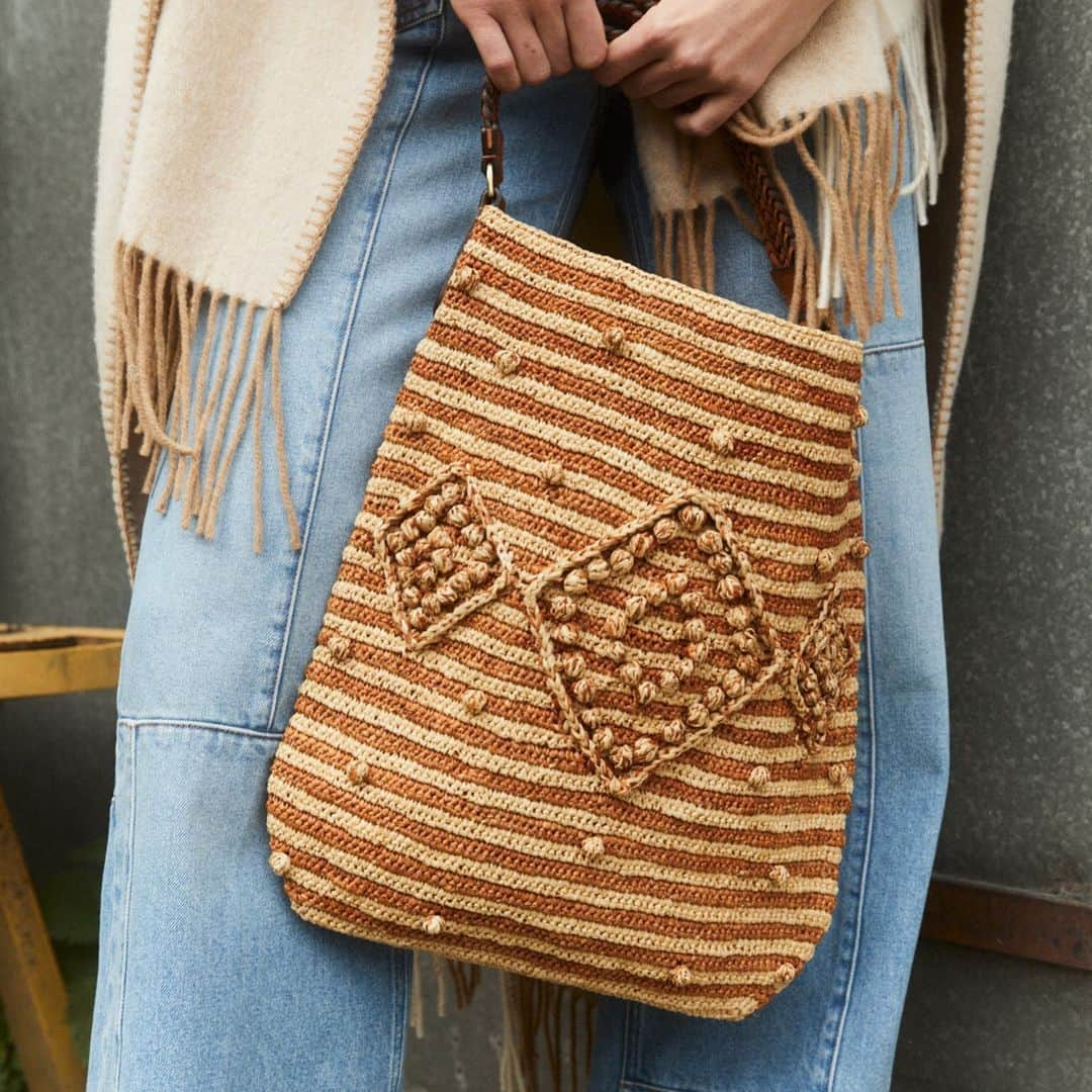 ジェラールダレルのインスタグラム：「UN LUNDI EN RAPHIA 💛 Le JOSIE est un totebag tout en souplesse, en authentique raphia naturel crocheté à la main.   A MONDAY IN RAFFIA 💛 The JOSIE is a supple totebag made of authentic hand-crocheted natural raffia. #gerarddarel #sacenraphia #raffiabag」