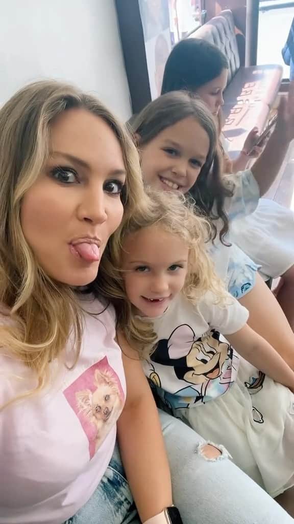Anna Sacconeのインスタグラム：「Come spend the day with us! 👩🏼👧🏻👧🏻👧🏼👦🏼 #momof4 #mumof4 #4kidsmama #soloparenting #annasaccone #ditl #ditlofamom #sacconejolys #dayinthelife #momlife #30somethingmoms #mamablogger」