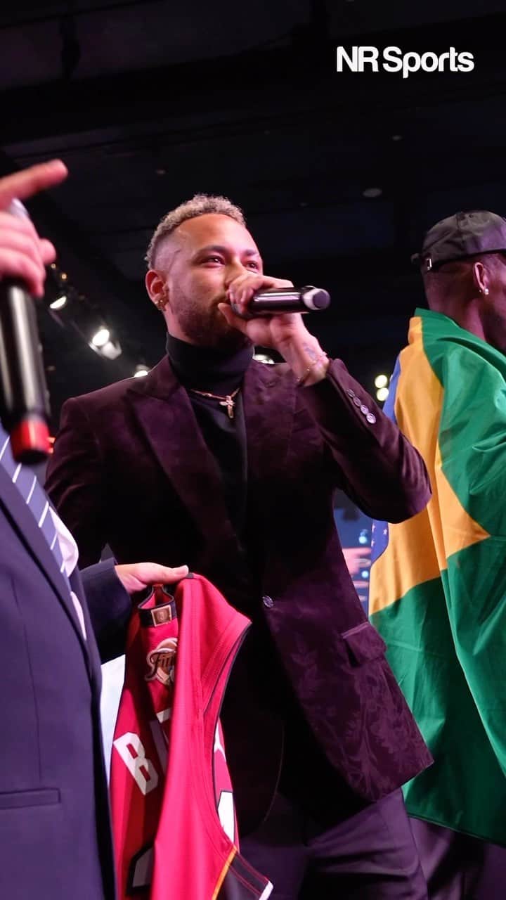 ネイマールのインスタグラム：「Os bastidores de um grande evento ! O 3º Leilão do @institutoneymarjr foi um grande sucesso. Acompanhamos cada passo do @neymarjr desde a saída de casa nesta grande noite. O video completo você assiste no canal do Youtube da NR Sports ( youtube.com/nrsportscontent ). . Behind the scenes of a great event! The Instituto Projeto Neymar Jr’s 3rd Auction was a great success. We followed Neymar Jr’s each step from the moment he left his home on that great night. You can watch the full video on NR Sports’ YouTube channel ( youtube.com/nrsportscontent ).  #neymar #neymarjr #leilaodoinstitutoneymar #institutoneymarjr」
