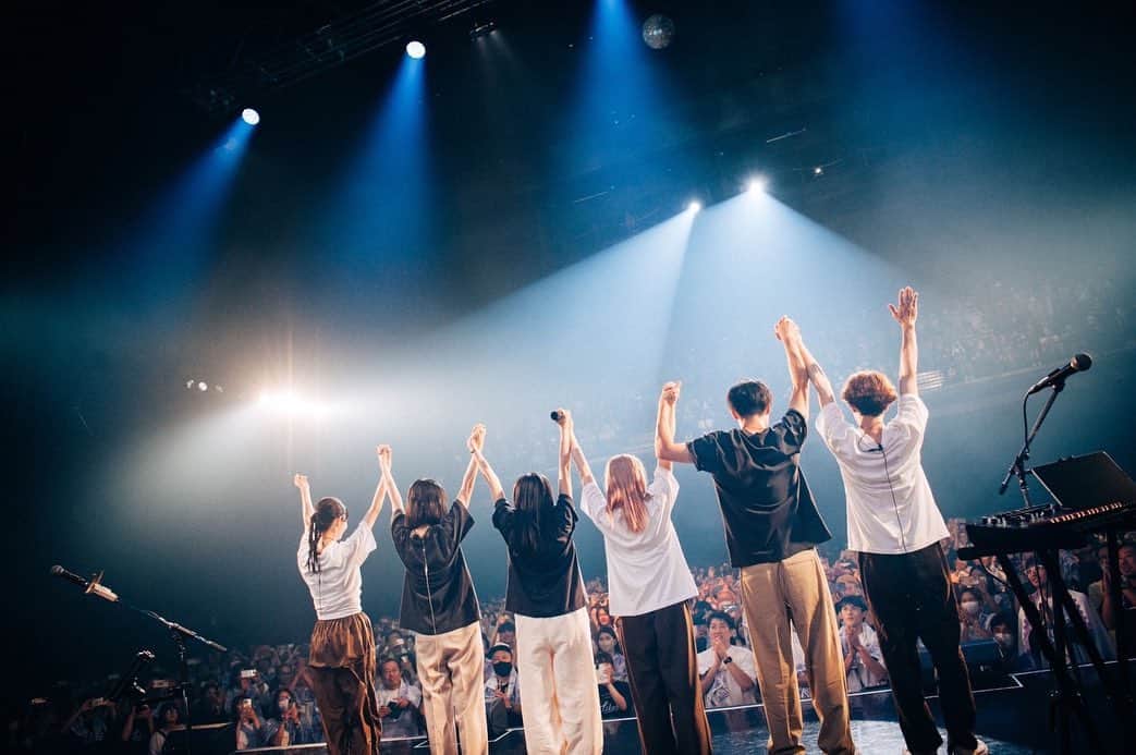 のインスタグラム：「幾田りらSKETCHツアー【完】 ラスト横浜公演ありがとうございました🎇  とんでもなく楽しくて、幸せで、感謝で溢れた時間でした。 これからも音楽を紡いで旅を続けていきます。その先でまたあなたに会えますように。 私も皆と同じお守りを胸に、明日からも頑張ります。 Luv ya!!💓 ---------------- そしてなんとサプライズゲストがお二組🌹🌹 東京スカパラダイスオーケストラのホーンズの皆さんと、佐藤千亜妃さん☺︎☺︎  コラボ曲をご一緒させていただきました！ なんてスペシャルな夜💭 楽しすぎた…🥹🥹  本当にありがとうございました！！ ---------------- 愛しきバンドメンバー❤️‍🔥 Gt. つじかほ @kaho_tsuji  Ba. やまもとひかる @rumverworld  Key. ひびき @porion_hibiki  Gt.＆Key. Boy Genius @boy_genius_afrp  Dr. muu @muudrum   📷Photo by @kanatarumi」