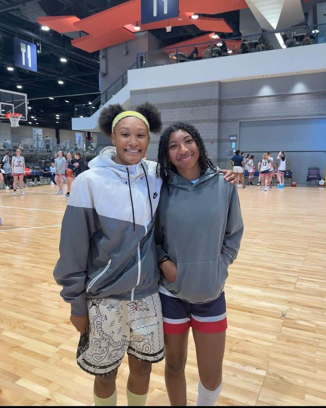 ネイト・ロビンソンのインスタグラム：「S/O to @kiyomi_mcmiller32 for taking the time out to take a pix with my daughter @nayvi2_blue we are big fans of hers & we wish her nothing but the best , I hope my daughter will ball like kiyomi one day」