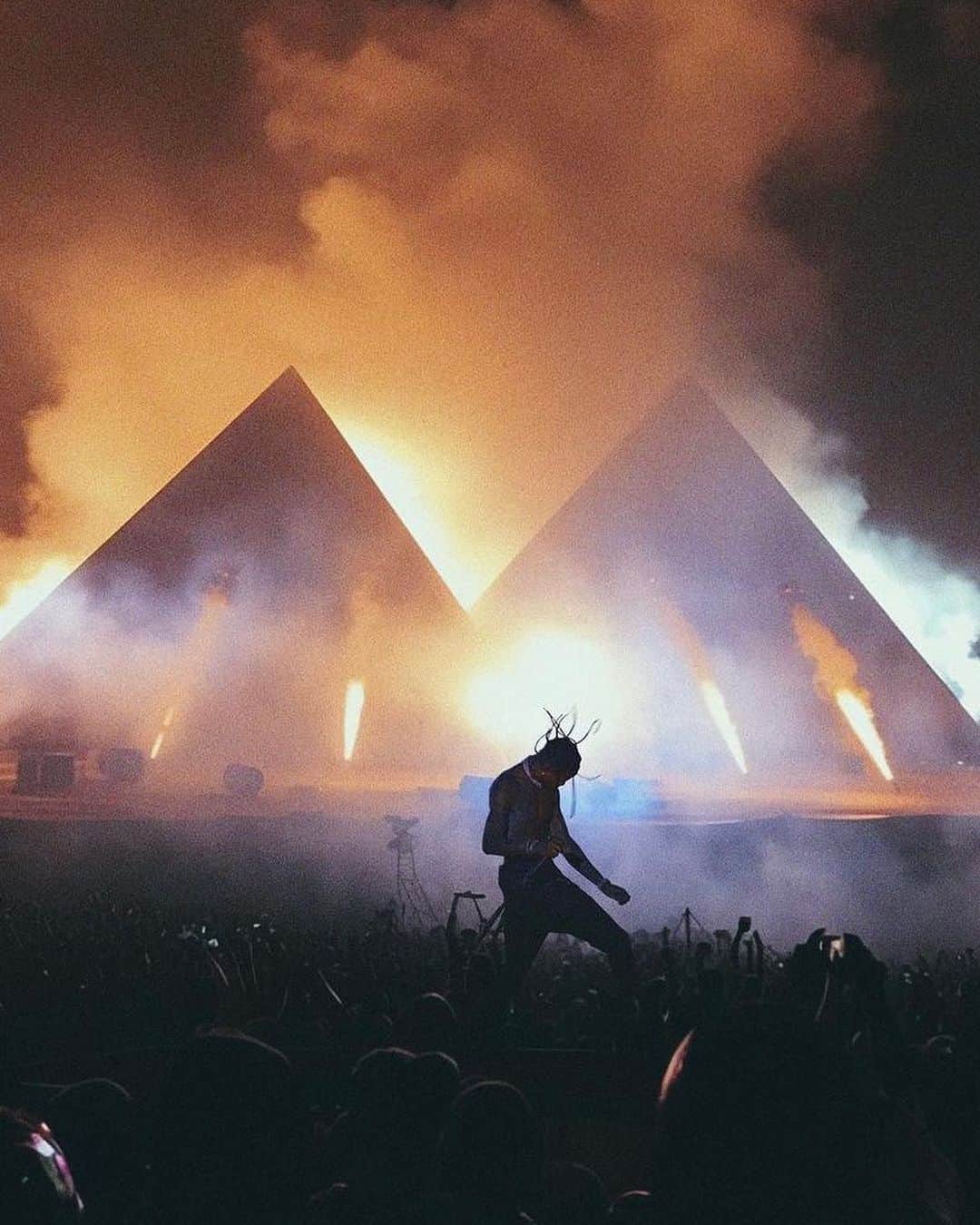Nice Kicksさんのインスタグラム写真 - (Nice KicksInstagram)「@travisscott and @Jumpman23 are flying out 23 fans (+ 1 guest each) on an all-expenses paid trip to Cairo, Egypt for his album listening party on July 28 in front of the Egyptian Pyramids 😳🔥🛫   Enter at our LINK IN BIO 📲 2nd Photo: @cole」7月11日 3時22分 - nicekicks