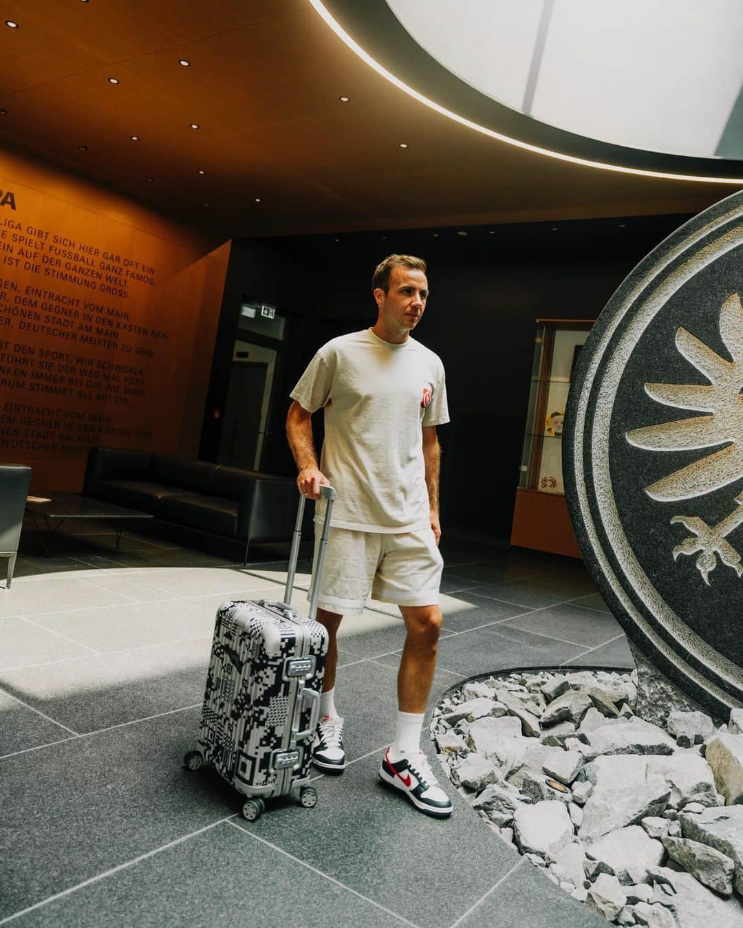 マリオ・ゲッツェのインスタグラム：「Back to work! @eintrachtfrankfurt ⚽」