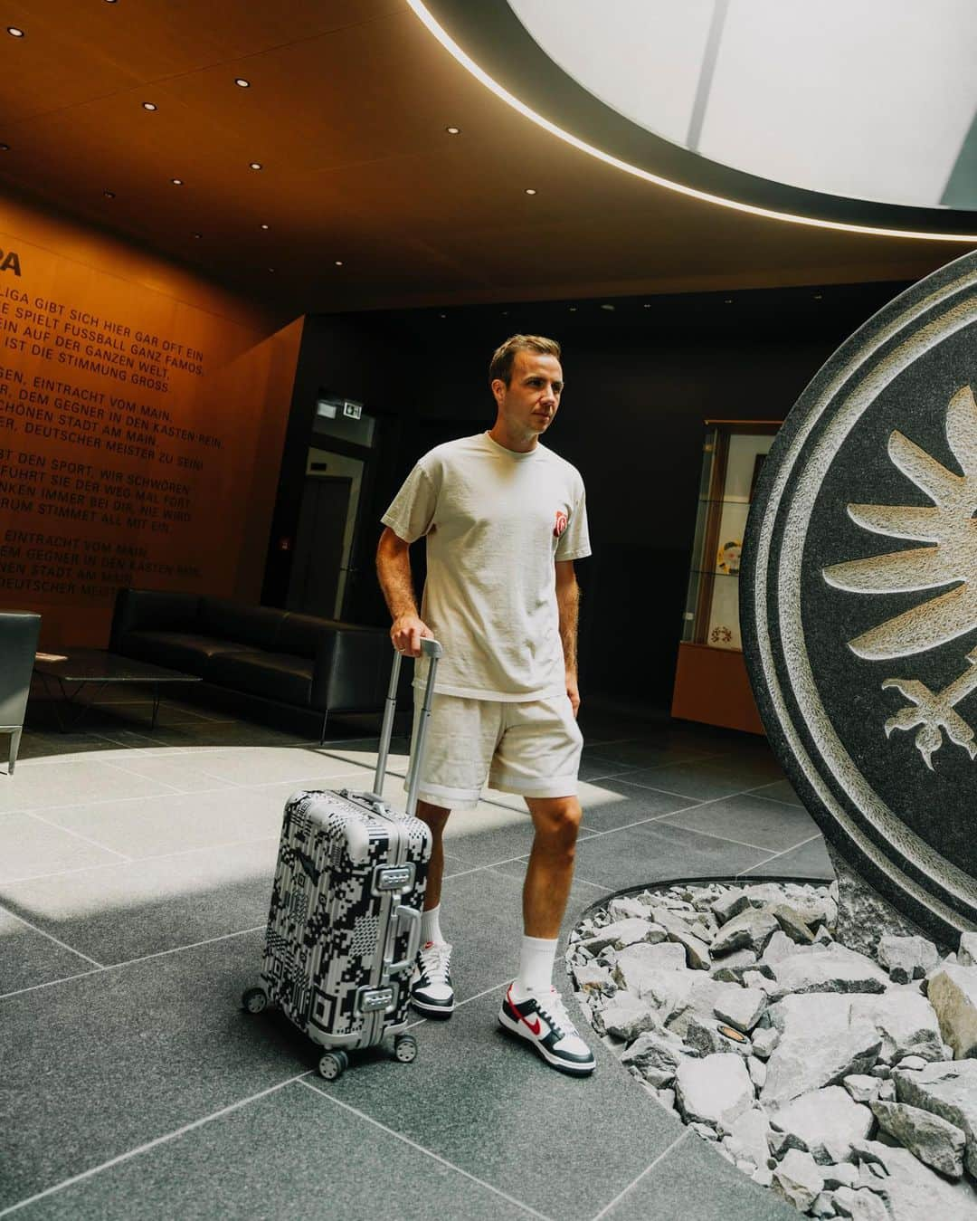 マリオ・ゲッツェさんのインスタグラム写真 - (マリオ・ゲッツェInstagram)「Back to work! @eintrachtfrankfurt ⚽」7月11日 3時27分 - mariogotze