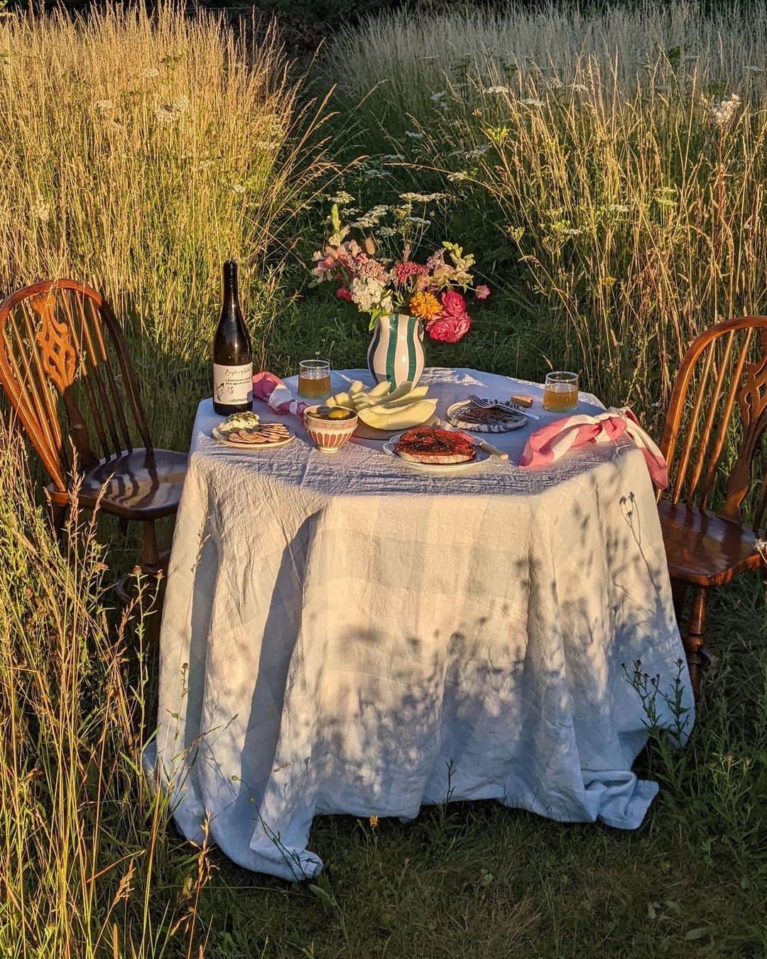 PORTER magazineさんのインスタグラム写真 - (PORTER magazineInstagram)「Planning a summer supper party? Stylist and creative consultant Kirthanaa Naidu (@kirthanaa) shares her garden-party-dressing secrets, the must-have pieces for a chic table setting, and the NET-A-PORTER fashion and homeware brands she swears by.」7月11日 3時30分 - portermagazine