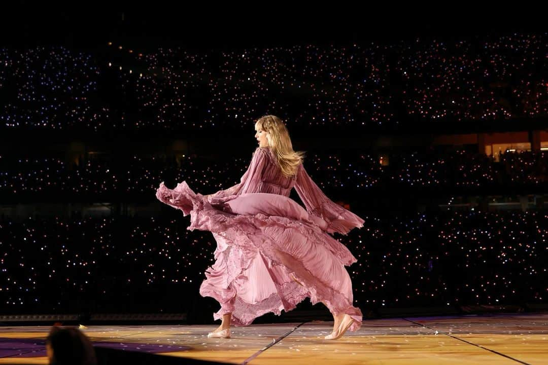 テイラー・スウィフトさんのインスタグラム写真 - (テイラー・スウィフトInstagram)「It was a Speak Now (my version) album release party at Arrowhead Stadium in Kansas City this weekend, full of surprises 😆 I got to premiere the video for ‘I Can See You’ on the big screen and hearing the crowd’s reaction to it is something I’ll never forget. THEN @joeyking @taylorlautner and @helloimpresleycash walked on stage (and there were even a few flips??) to say hi to everyone. I got to play Long Live with my incredible band (who are the ones playing on all my re-records too) and it was just so unfathomably special to me. Singing those words in a stadium full of people who helped me get my music back. Love you all 💜💜💜 See you very soon, Denver!   📷: @johnshearer @nandoleon_foto @gettyimages」7月11日 3時38分 - taylorswift