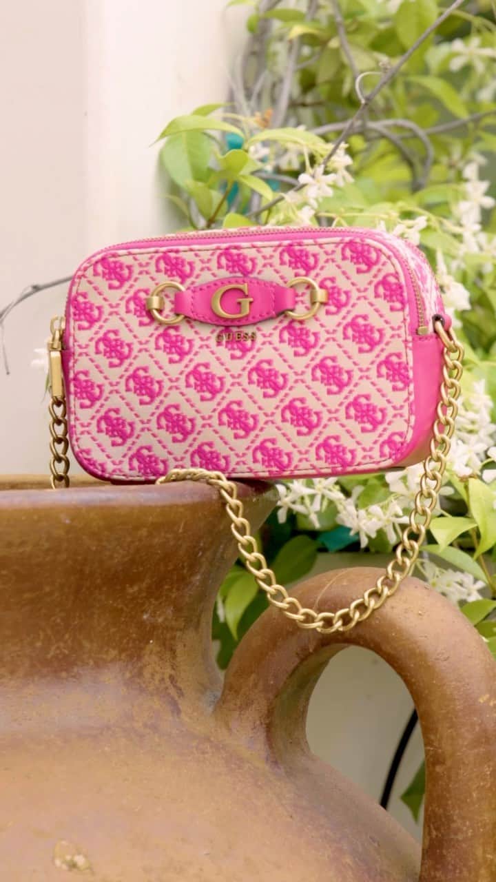 ゲスのインスタグラム：「Crushing on pink logo for the summer 🌸💕 #GUESSHandbags」
