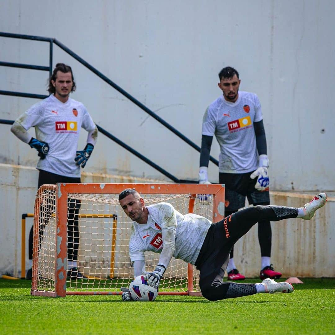 ジャウメ・ドメネクさんのインスタグラム写真 - (ジャウメ・ドメネクInstagram)「Comencem 🦇💪⚽️ #amunt @valenciacf   Empezamos🦇💪⚽️ #amunt @valenciacf」7月11日 4時17分 - jaudomenech