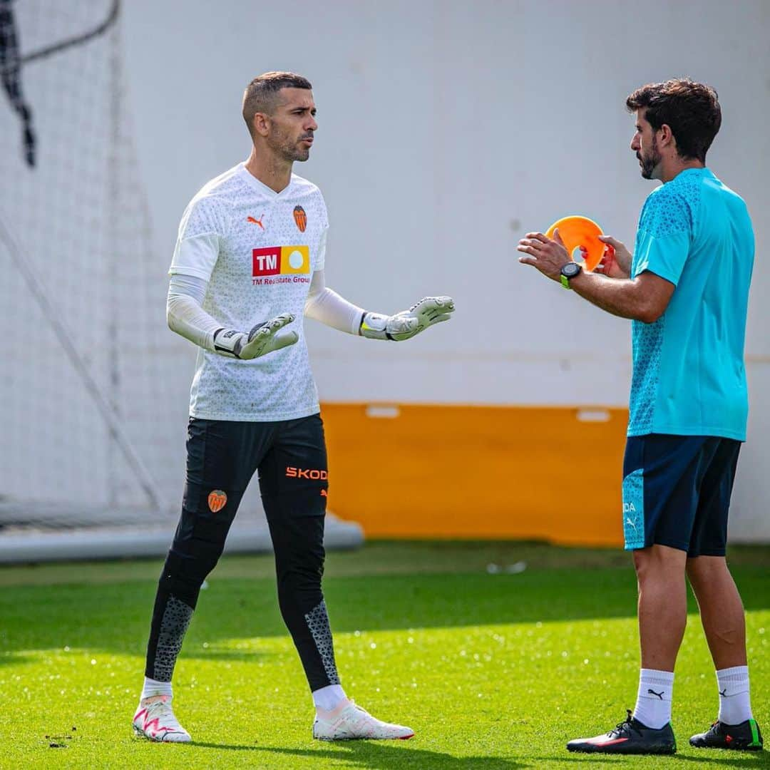 ジャウメ・ドメネクさんのインスタグラム写真 - (ジャウメ・ドメネクInstagram)「Comencem 🦇💪⚽️ #amunt @valenciacf   Empezamos🦇💪⚽️ #amunt @valenciacf」7月11日 4時17分 - jaudomenech