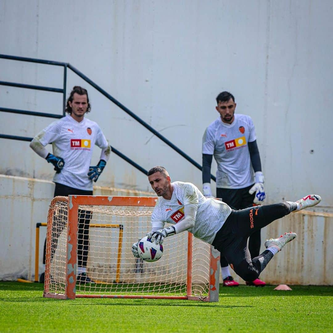 ジャウメ・ドメネクさんのインスタグラム写真 - (ジャウメ・ドメネクInstagram)「Comencem 🦇💪⚽️ #amunt @valenciacf   Empezamos🦇💪⚽️ #amunt @valenciacf」7月11日 4時17分 - jaudomenech