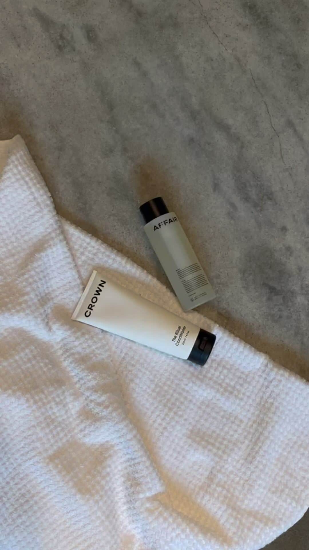 ダニエル・パナベイカーのインスタグラム：「Having a love affair with @crownaffair ‘s products. Current hair routine looks like ^」