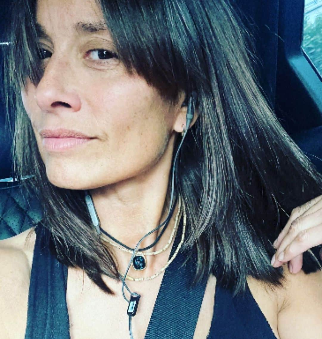 メラニー・サイクスのインスタグラム：「#Chop #saltandpepper #filter #selfie #mehair #naturalhair #shineyhair #healthyhair ✂️ 💇🏻‍♀️ #greyhair #brunette #embraceyourgreytness」