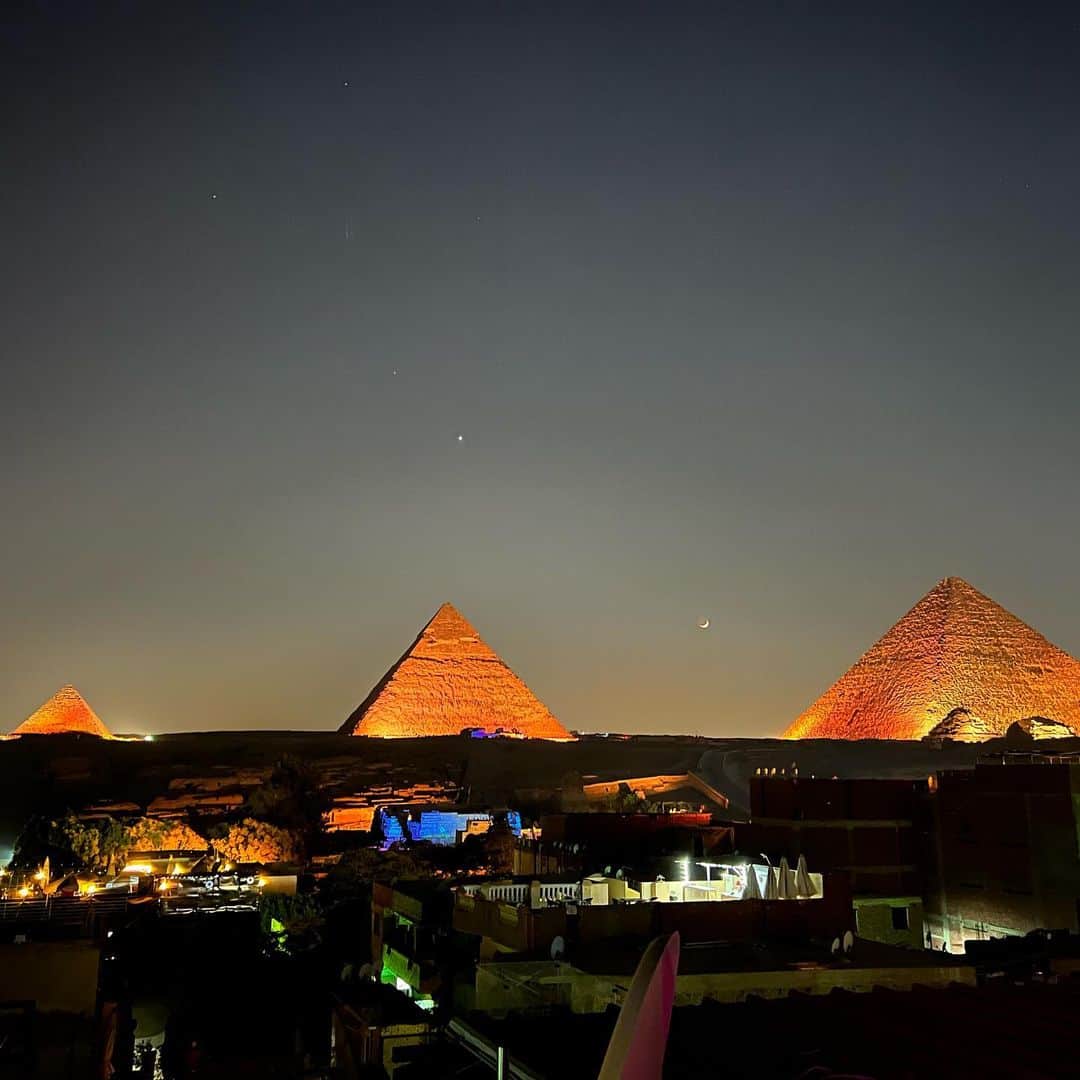 榎戸教子さんのインスタグラム写真 - (榎戸教子Instagram)「【エジプト・ギザ】 「世界ふじぎ発見！」でたびたび登場する国、 いつか行きたいと思っていたエジプトに やっと辿り着くことができました。 ギザで過ごした4日間はほぼピラミッドをみただけ。  遠くから眺め、 近くで眺め、 朝食を食べながら眺め、 夕食を食べながら眺め、 プールに入りながら眺め。 ピラミッドの中にも入りました。  音声メディアVoicyでお話ししました。 写真と合わせてお聴きください。  『#71 エジプトといえばピラミッド』 https://voicy.jp/channel/3482/553499  #egypt #pyramid #giza #worldheritage  #worldtraveler #trip #sphinx」7月11日 4時17分 - noriko_enokido