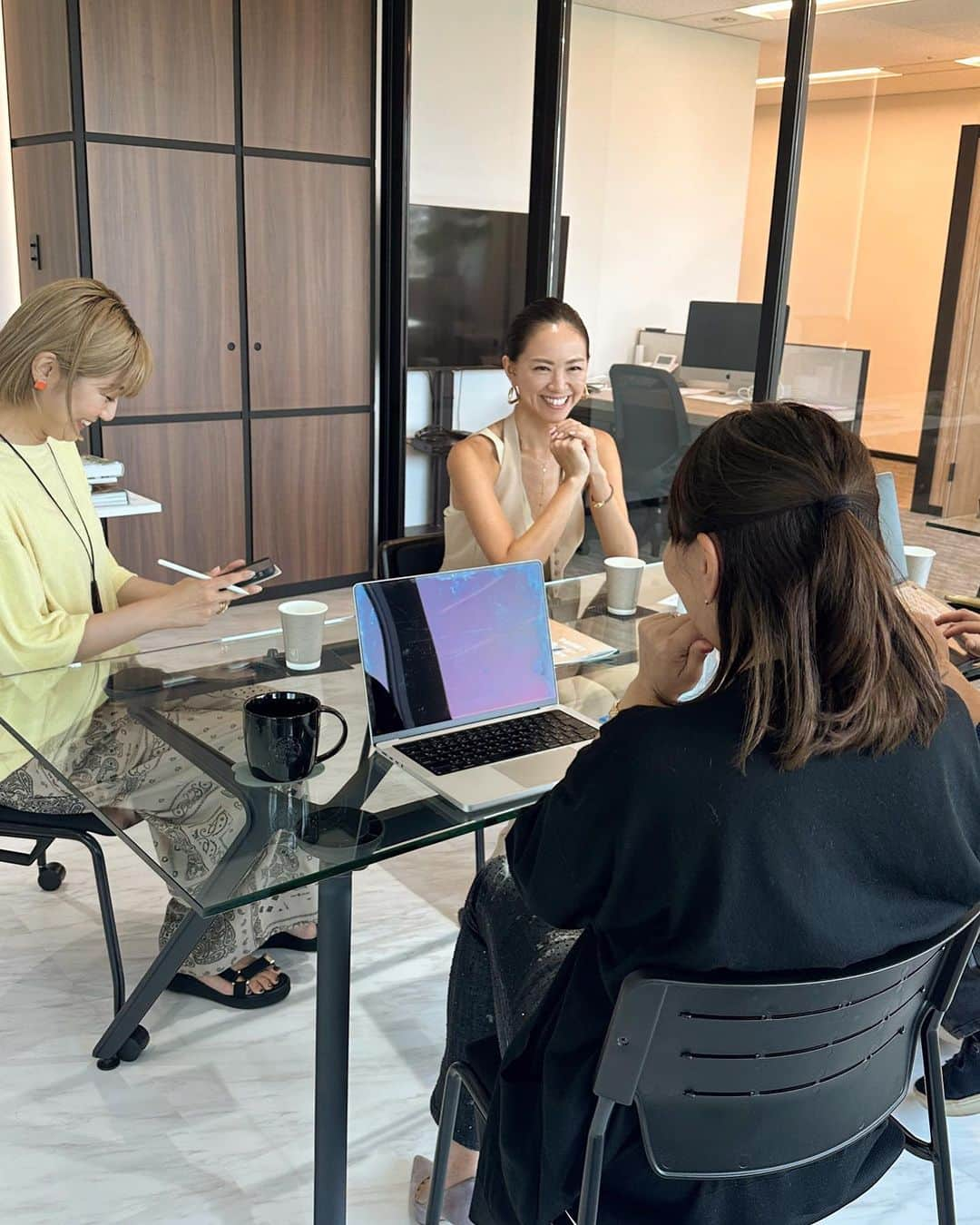 西内ひろのインスタグラム：「Today's meeting with @boden.jp   ドイツ生まれの“人に環境にやさしい”お掃除用品　天然素材を使用した「AURO」は私自身がリアルに使っていて、とてもオススメしたい商品。  アンバサダーとして、知識も含めて勉強したり、ミーティングを重ねています🙏  天然由来の良さは、素手で触っても 手が荒れないし、ペットや赤ちゃんが舐めてしまったとしても、安心って言うところ☝️  是非皆さんも使ってみて頂けたら嬉しいです☺️  またオススメ商品は動画で後日ご紹介しまーす🎵  #天然由来 #doden #人に優しく  #環境に優しい #ペット」