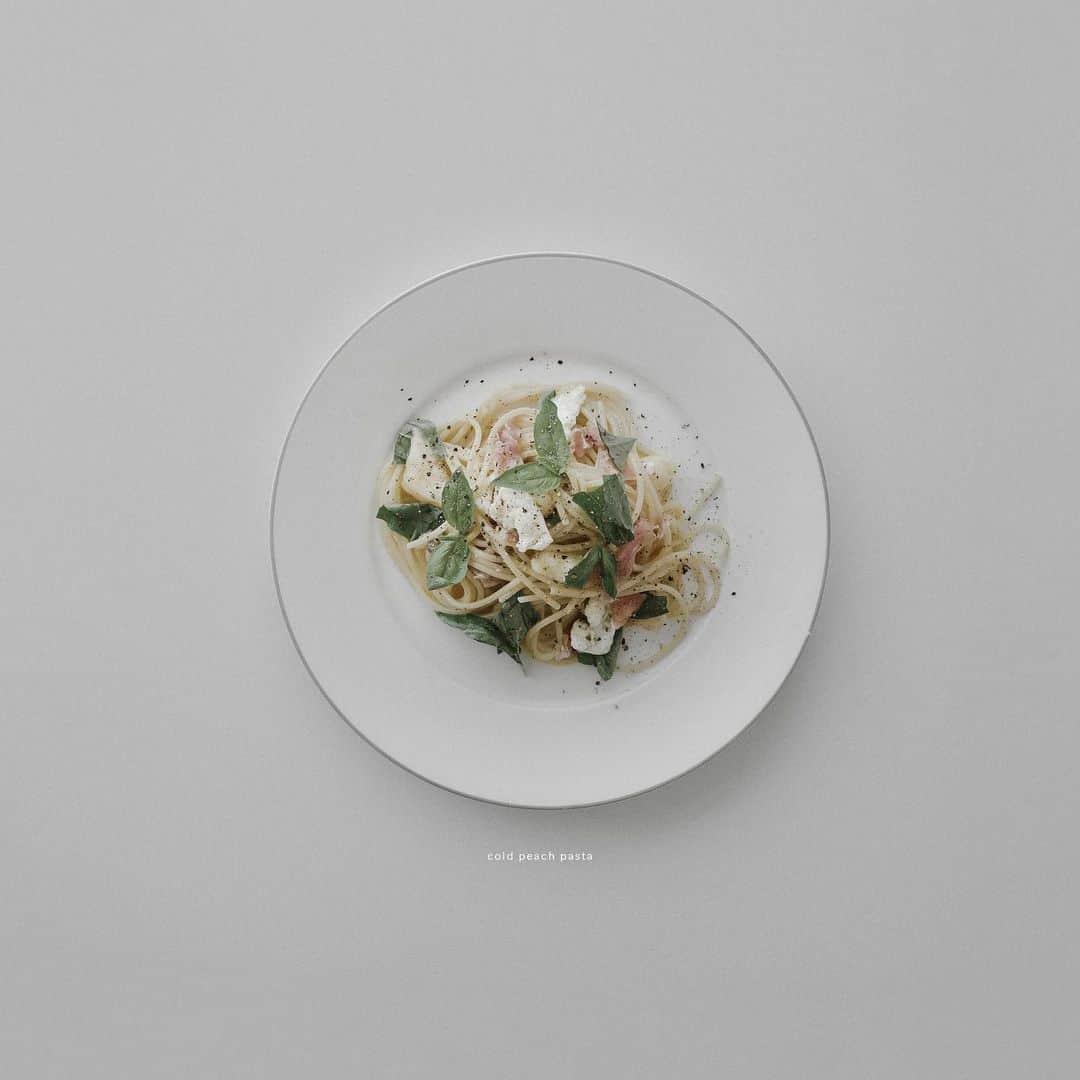 JUN / Yohukasiのインスタグラム：「桃とモッツァレラチーズの 冷製パスタ  カフェ始めたら大好きなパスタ たくさん出したい  スーパーにあるもので簡単に作れるので 良ければぜひ...  #pasta #おうちカフェ」