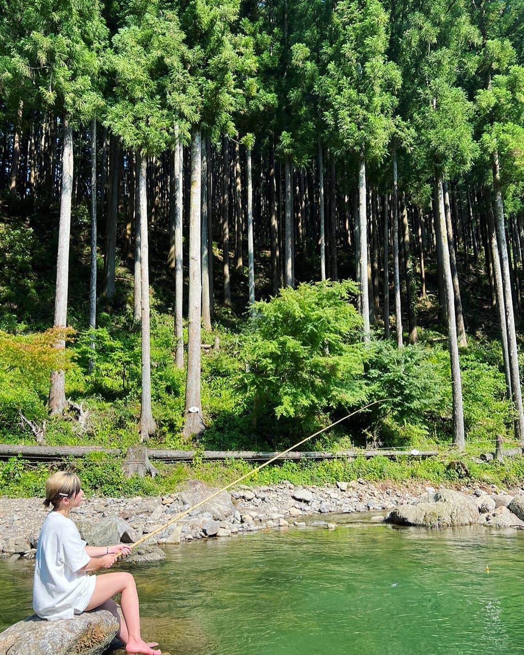 ももせりのインスタグラム：「暑いから川に足をつけながら釣りすると気持ちよき！ 全然釣れまへんでしたわ🤣 せめてもの自然との写真を笑」