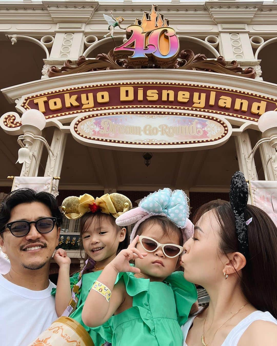 里見茜さんのインスタグラム写真 - (里見茜Instagram)「先日のDisney。 最近の次女ちゃんがママのツボすぎて。プチ特集🏰  1大好きなチョコを食べて休憩中 2Disneyなのにマイメロのカチューシャをかぶってきちゃう次女 3久しぶりの家族写真♡ 4お、 @mikiokada0225 👧来たか？ 5おてんばな姉を冷めた目で見る妹。笑 6ママ、ミッキーアイスバーよりやっぱりそのクッキーサンドちょうだい？ 7わ、風やだ 8わ、わたしのキャラメルポップコーーーン😭 9何回も来てるのにいつ来ても感動するイッツ・ア・スモールワールド💕 10ただ繋げただけの親バカ動画(suki)  昔は常に真顔で、笑顔も少なく少し成長が遅いのかなとか…本当に心配した時期もあったけど、そんなのも忘れるぐらい最近は沢山喋るようになってふとした瞬間に笑ってくれるその笑顔やしぐさがたまらなく大好きだぞ👧💕✨  #独特の世界観  #次女ワールド炸裂  #Disney#girs#2yearsold」7月11日 15時12分 - satomiakane