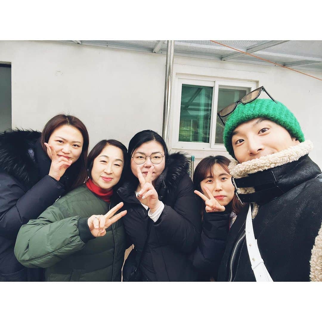 トン・ヒョンべのインスタグラム：「효자촌 5박 6일 동안 나와 엄마를 지켜봐 주고 있었던 우리 작가님들과 우리 PD님들 카메라 감독님들~ 늘 좋은 사람들과 함께 하는 난 복 받았다~ 고마웠고 너무나 수고 많으셨어요~ 그리울꺼야~ 🥲 우리가 또 어느 곳에서 만나게 되면 더 값진 시간 갖도록해요~🫰」